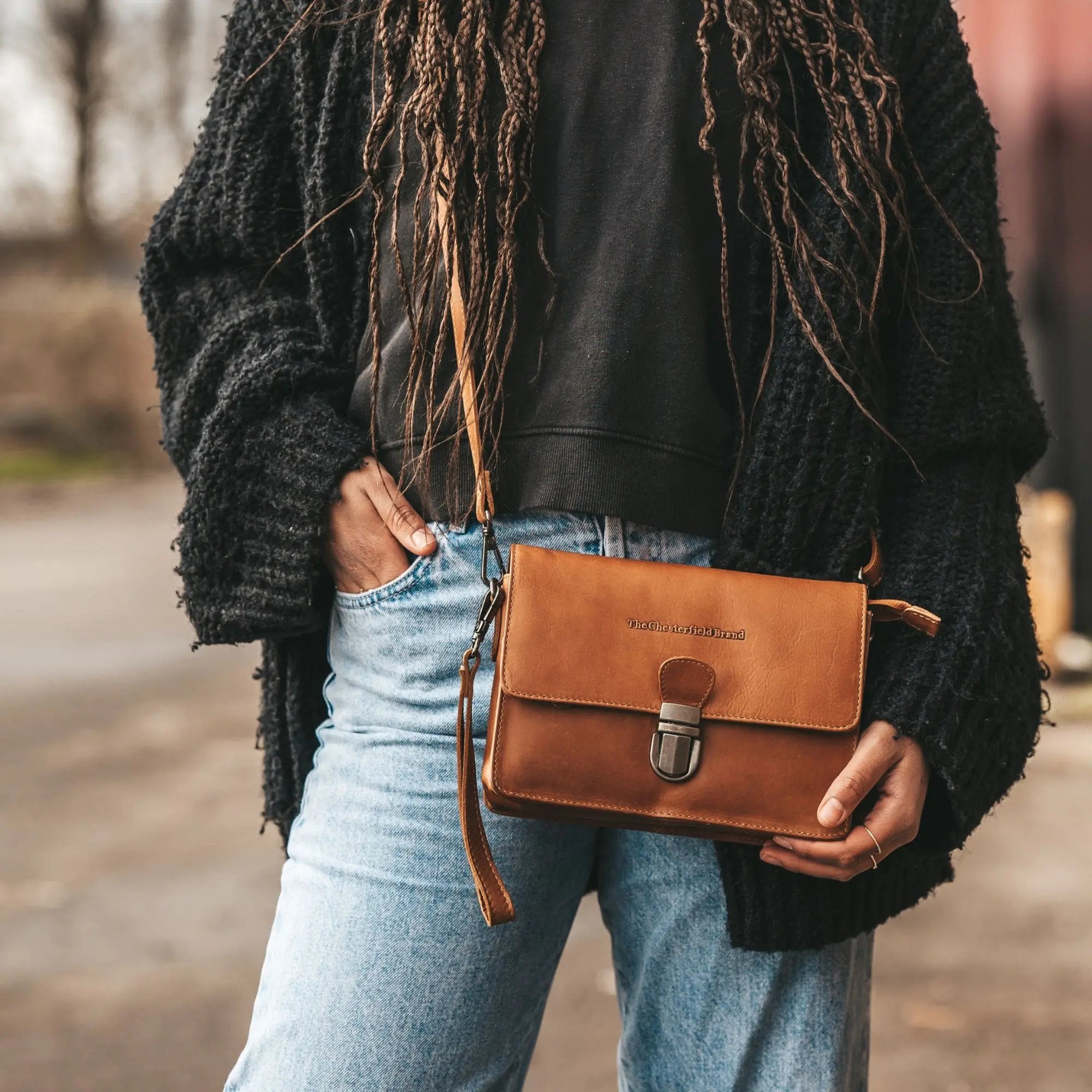Discover the unparalleled quality of leather bags: a must-have accessory in cognac, black, or brown!