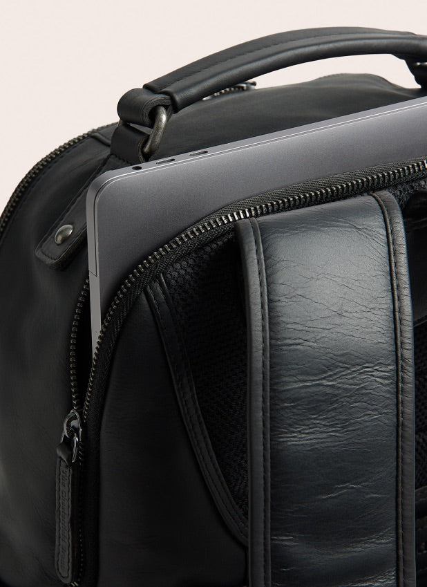 Reinforced 15" laptop compartment