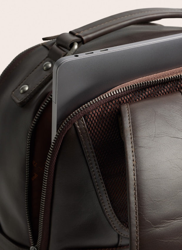 Reinforced 15" laptop compartment