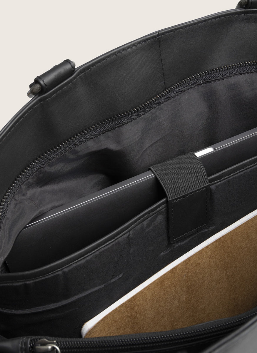Reinforced 15" laptop compartment