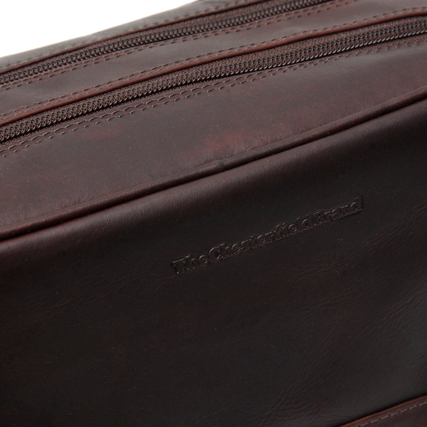 Leder Kulturtasche Braun Stacey, Nahaufnahme des geprägten Logos