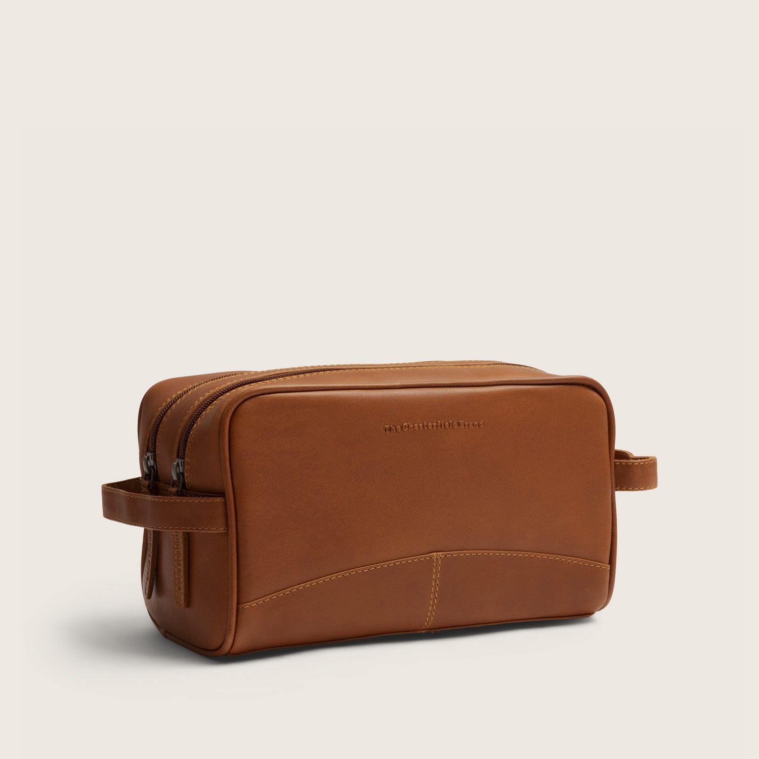 The Chesterfield Brand Leder Kulturtasche Cognac Stacey, schräge Vorderansicht