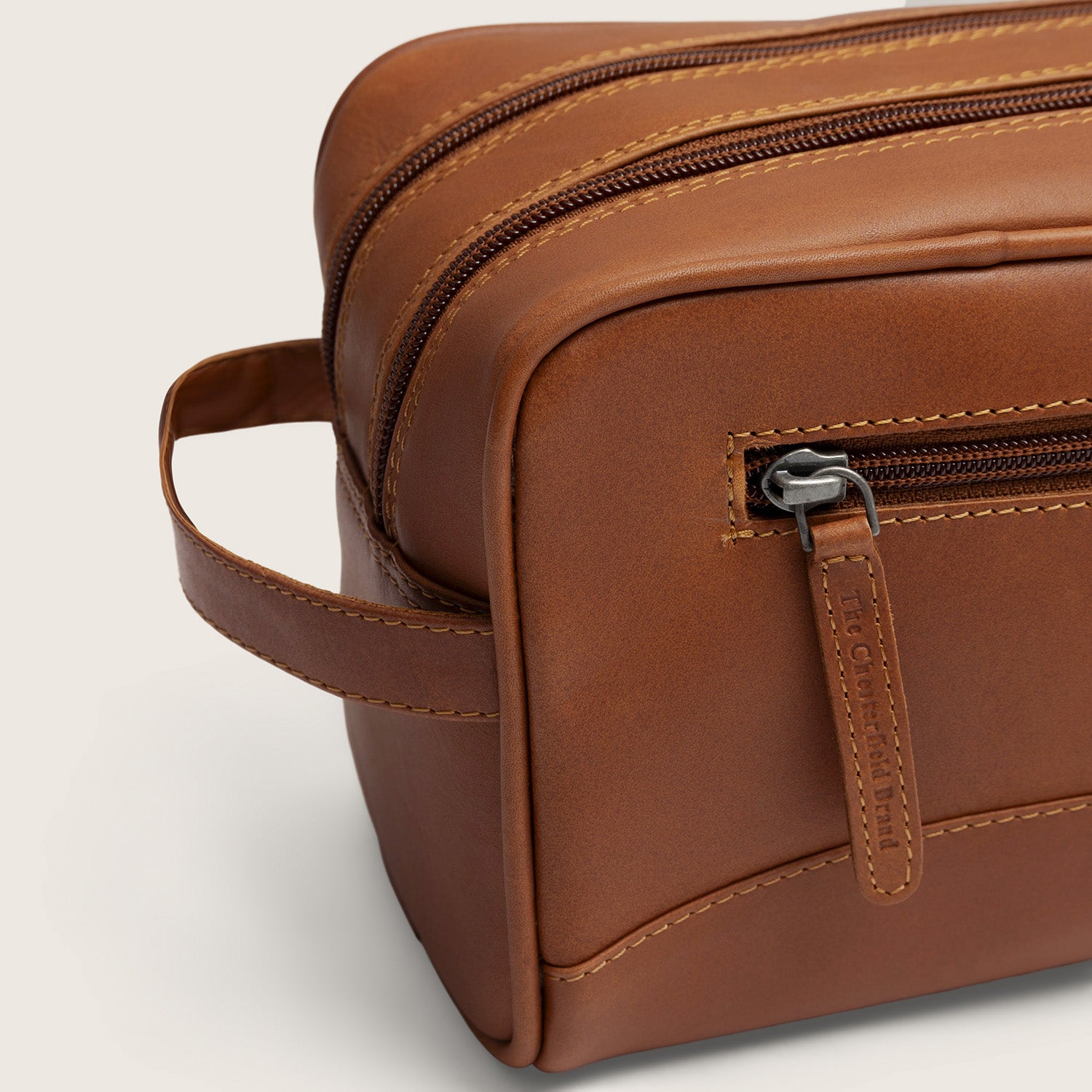 Leder Kulturtasche Cognac Stacey, Nahaufnahme eines Reißverschlussfachs