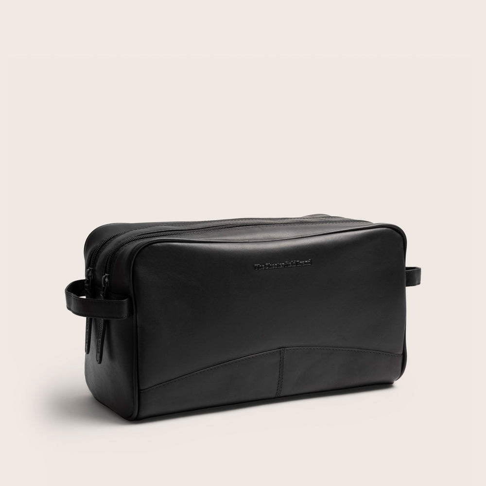 The Chesterfield Brand Trousse de Toilette en Cuir Noir Stefan, vue de face en biais