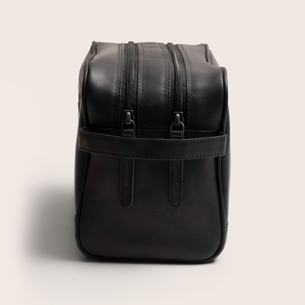 Trousse de Toilette en Cuir Noir Stefan, vue de côté