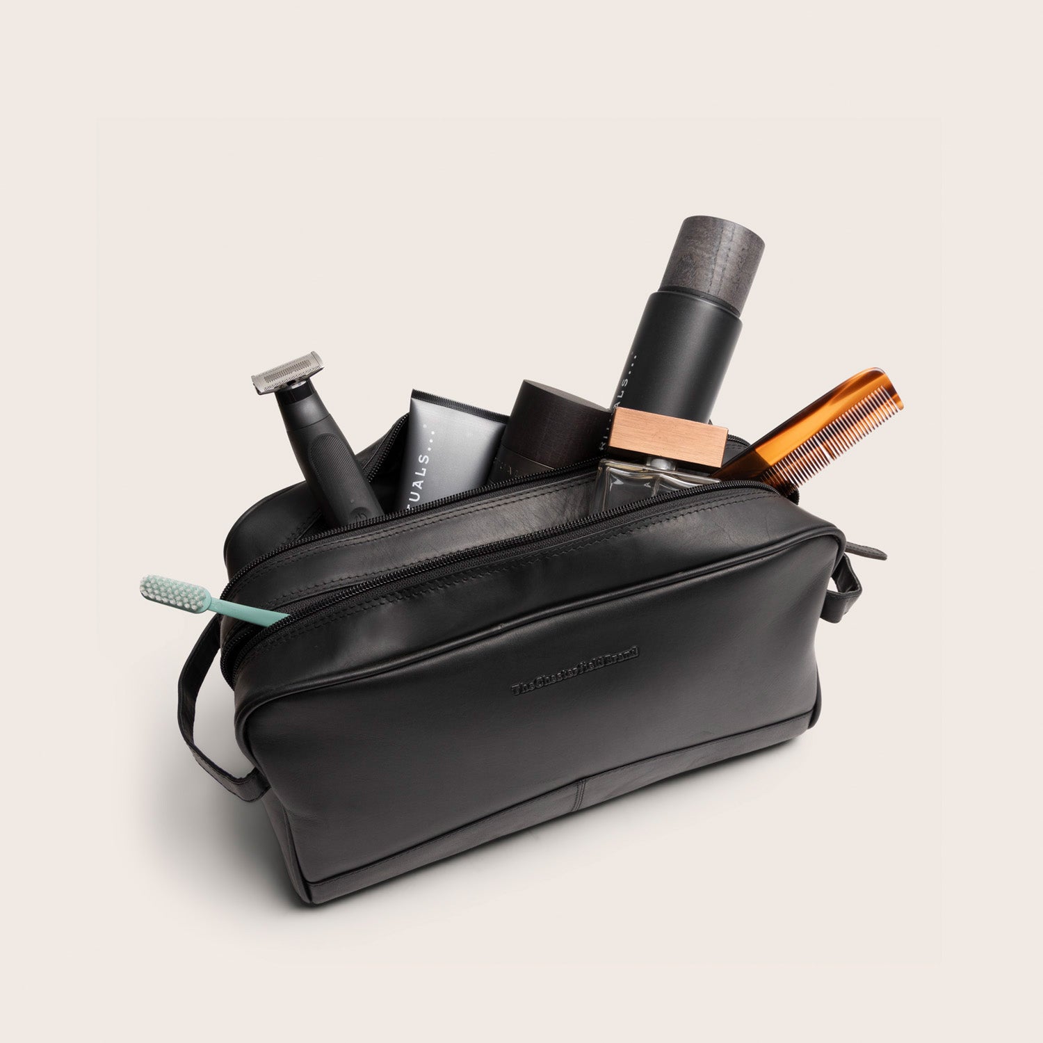 Leren Toilettas Zwart Stefan, gevuld met toiletartikelen