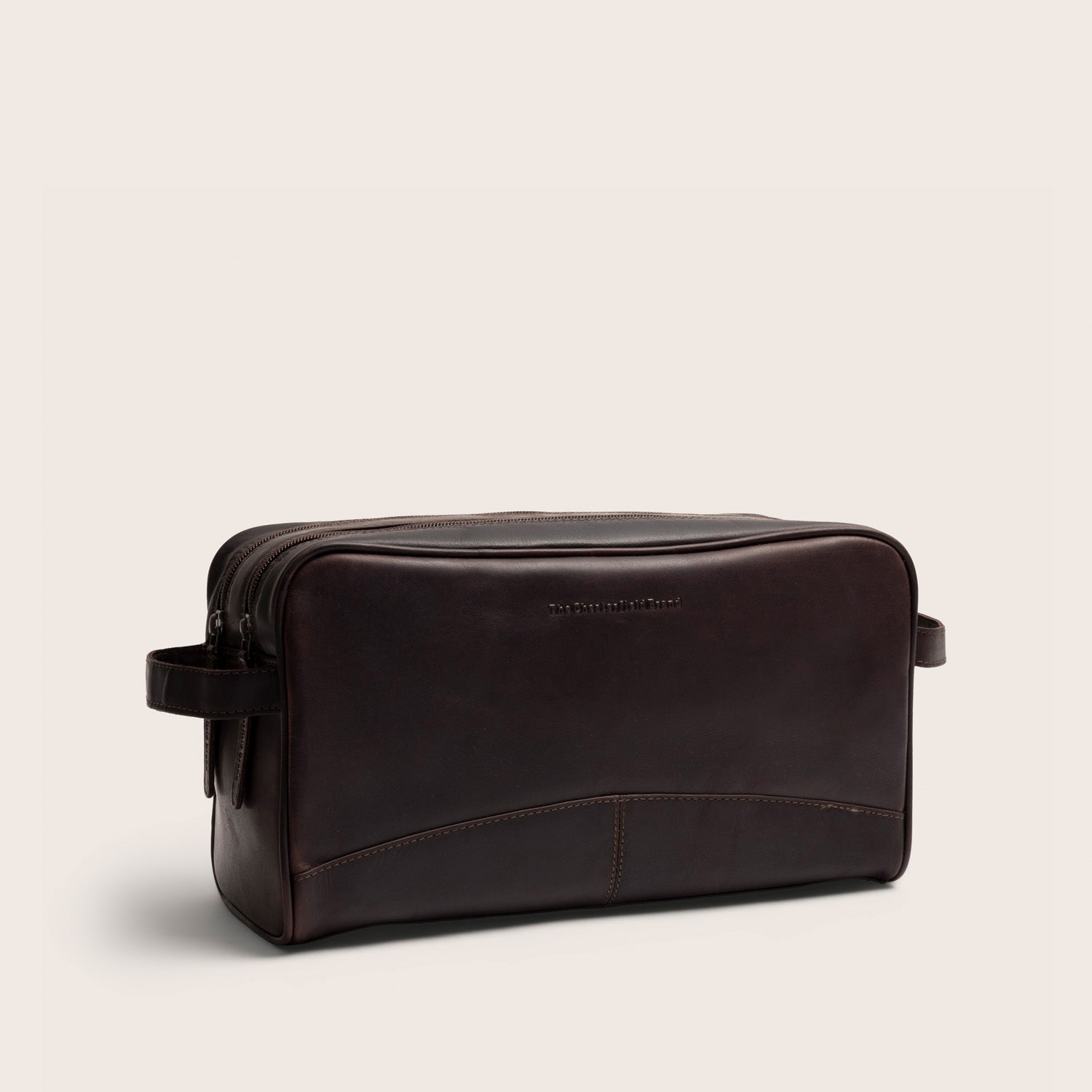 The Chesterfield Brand Leder Kulturtasche Braun Stefan, schräge Vorderansicht