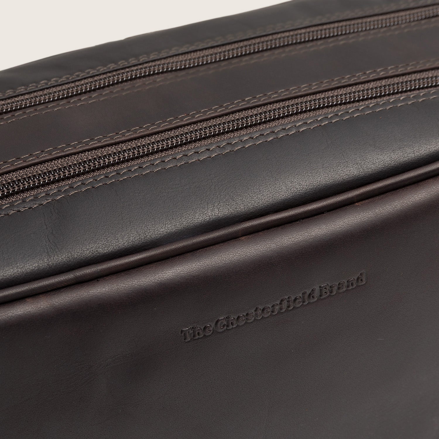 Leder Kulturtasche Braun Stefan, Nahaufnahme des geprägten Logos