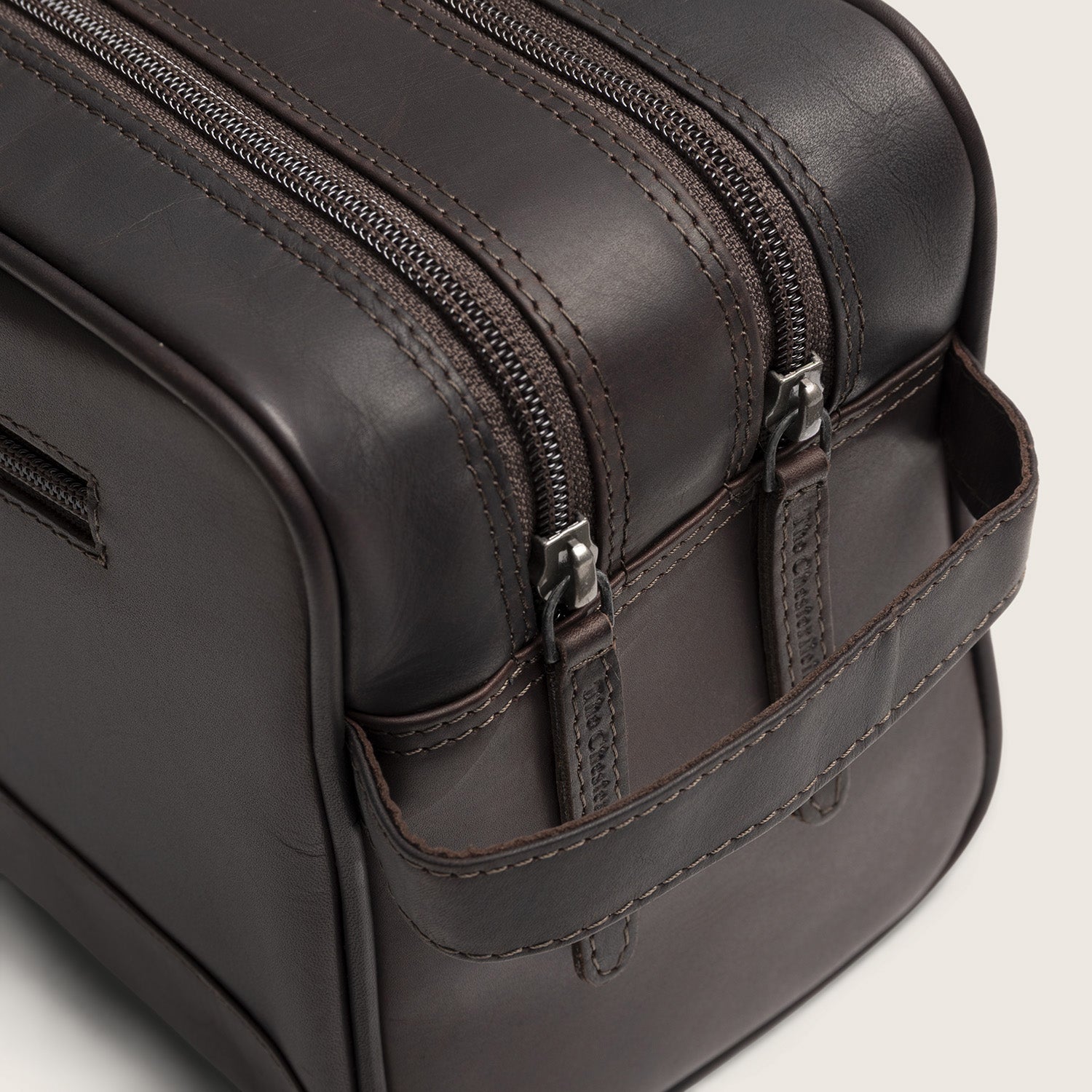 Leder Kulturtasche Braun Stefan, Nahaufnahme der zwei Reißverschlüsse und des Griffs