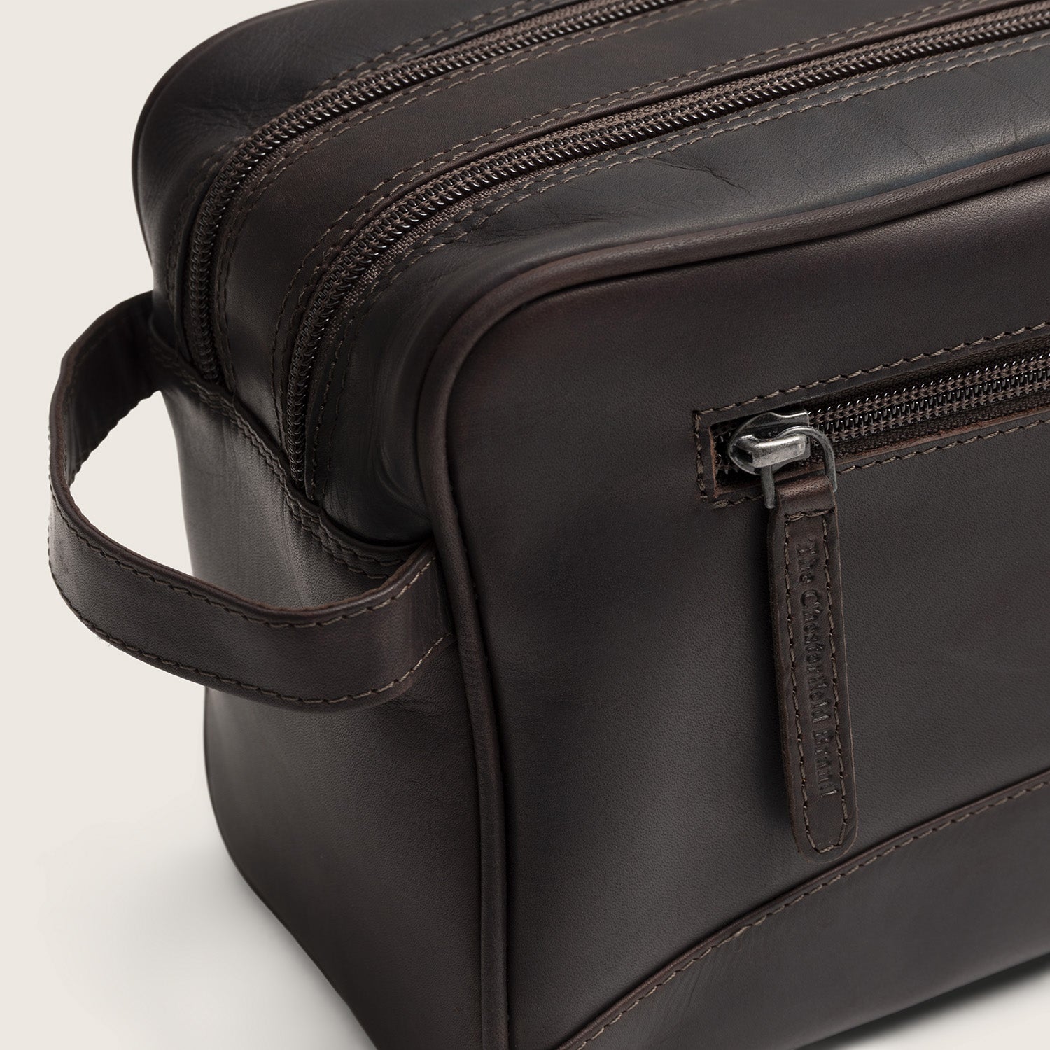 Leder Kulturtasche Braun Stefan, Nahaufnahme eines Reißverschlussfachs