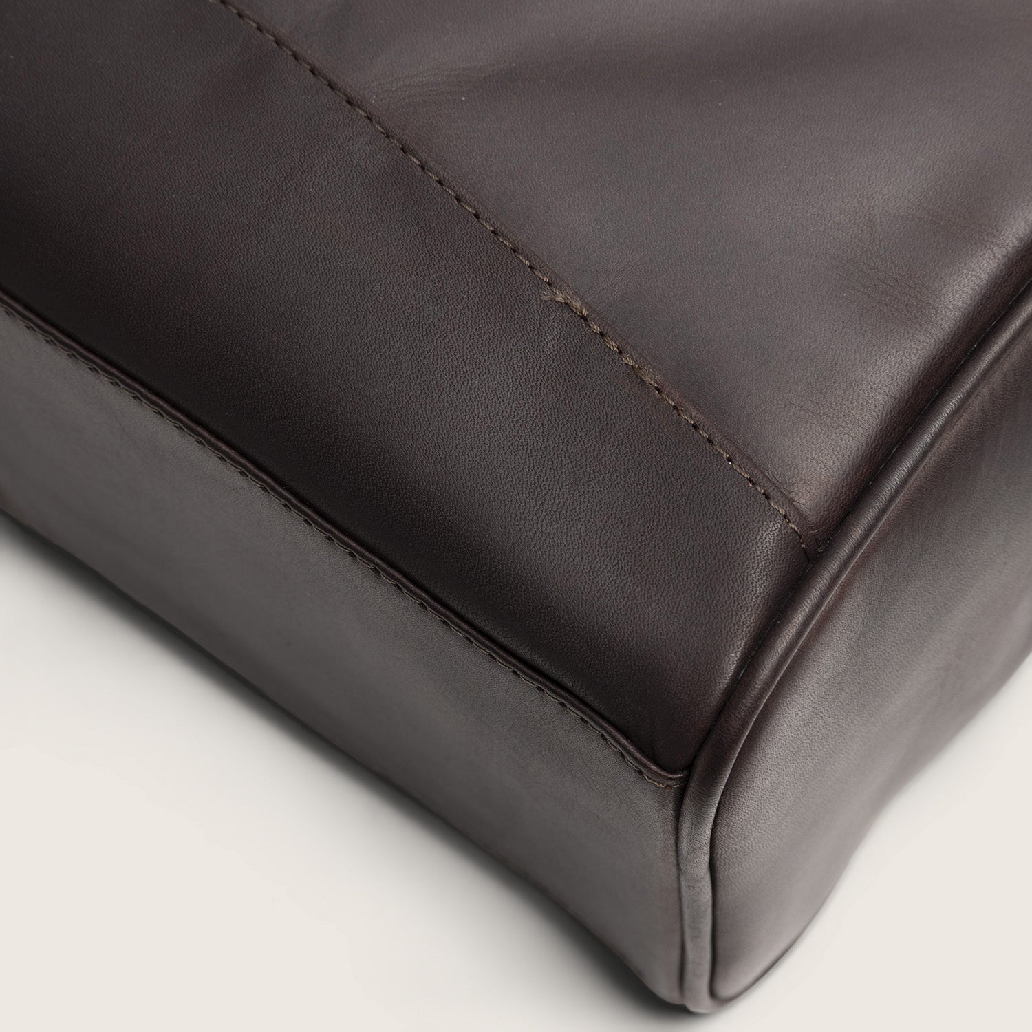 Leder Kulturtasche Braun Stefan, Nahaufnahme des Leders