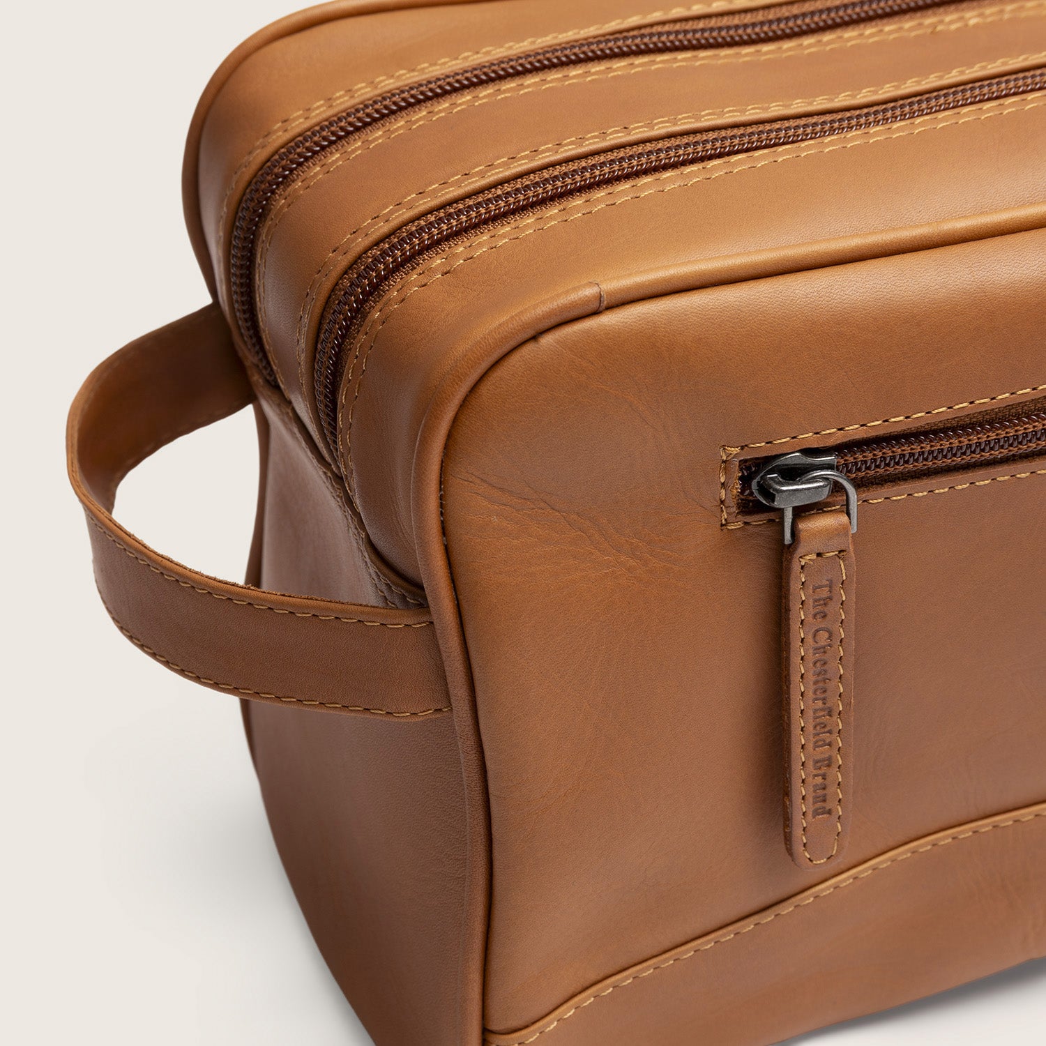 Leren Toilettas Cognac Stefan, close-up van een ritsvak