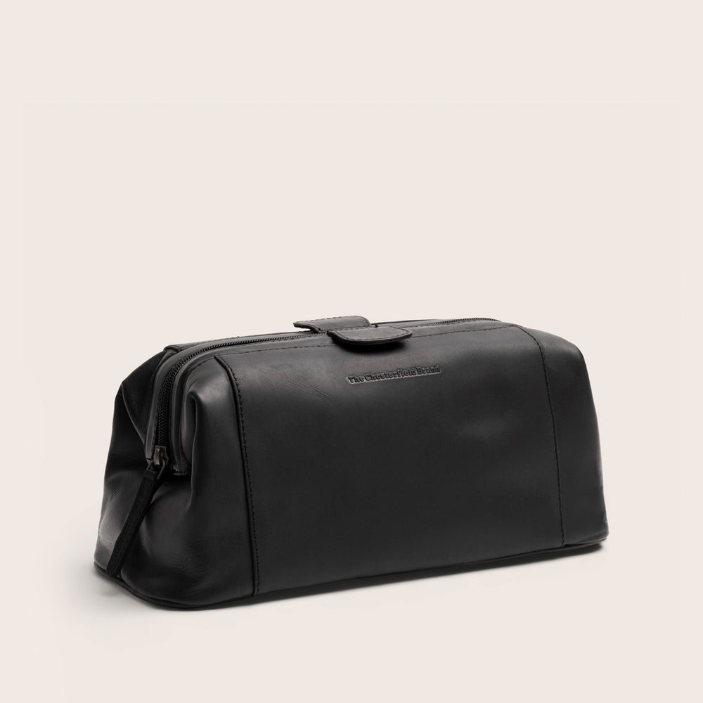 The Chesterfield Brand Trousse de Toilette en Cuir Noir Vince, vue de face en biais