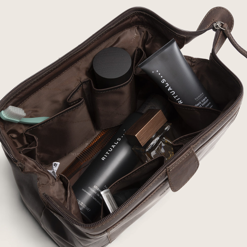 Trousse de Toilette en Cuir Marron Vince, compartiment principal ouvert, avec articles de toilette