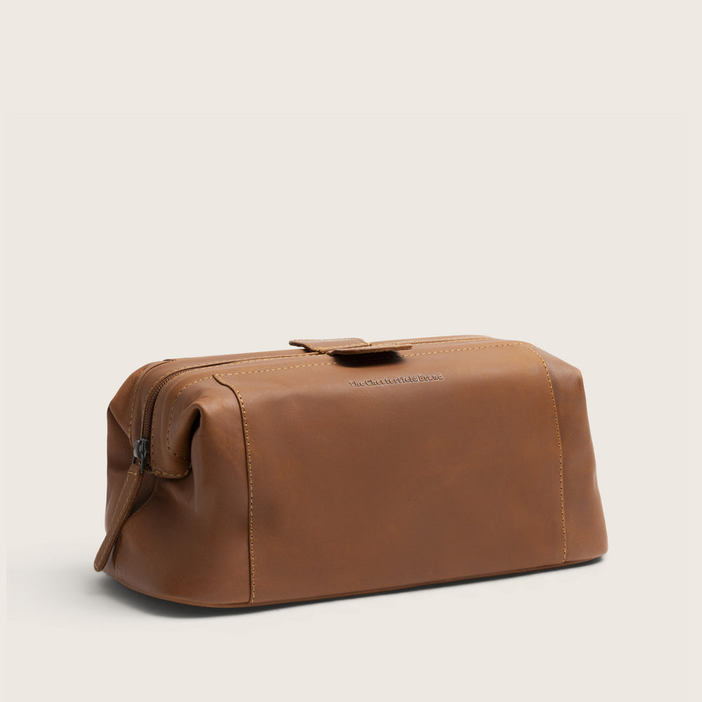 The Chesterfield Brand Trousse de Toilette en Cuir Cognac Vince, vue de face en biais