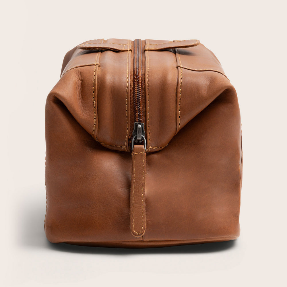 Trousse de Toilette en Cuir Cognac Vince, vue de côté