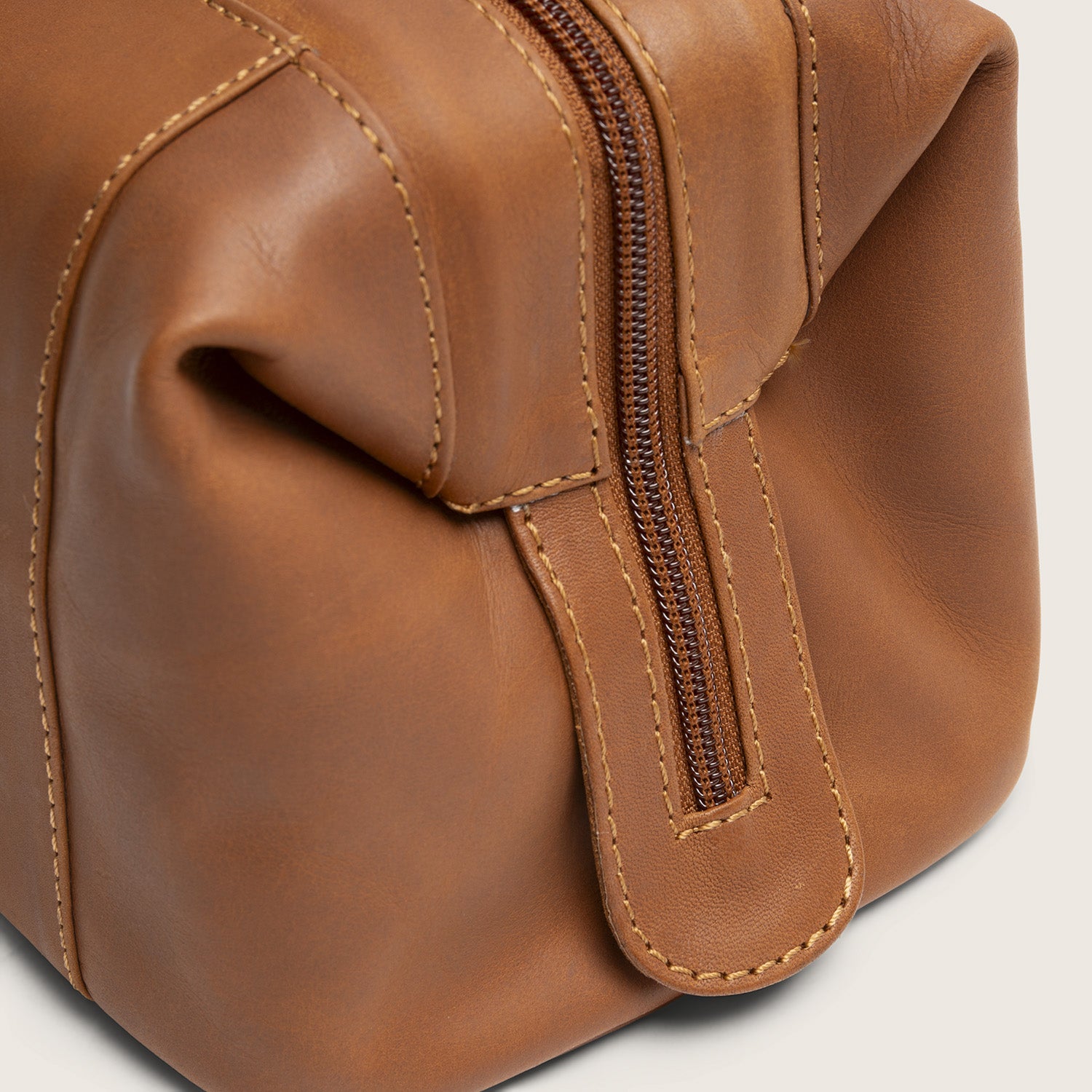 Leren Toilettas Cognac Vince, close-up van de rits