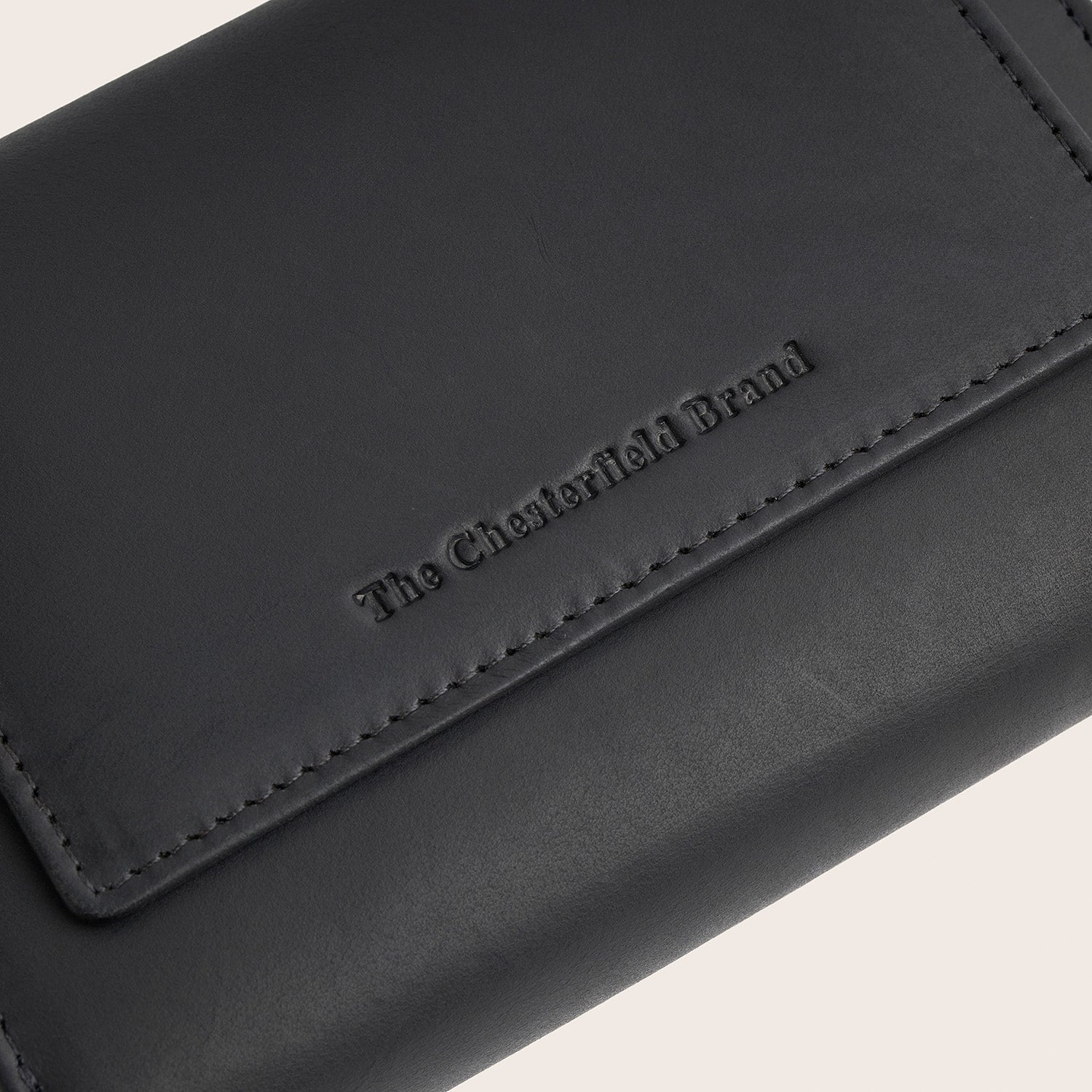 Leren Portemonnee Zwart Ascot, close-up van het ingeperste logo 'The Chesterfield Brand'
