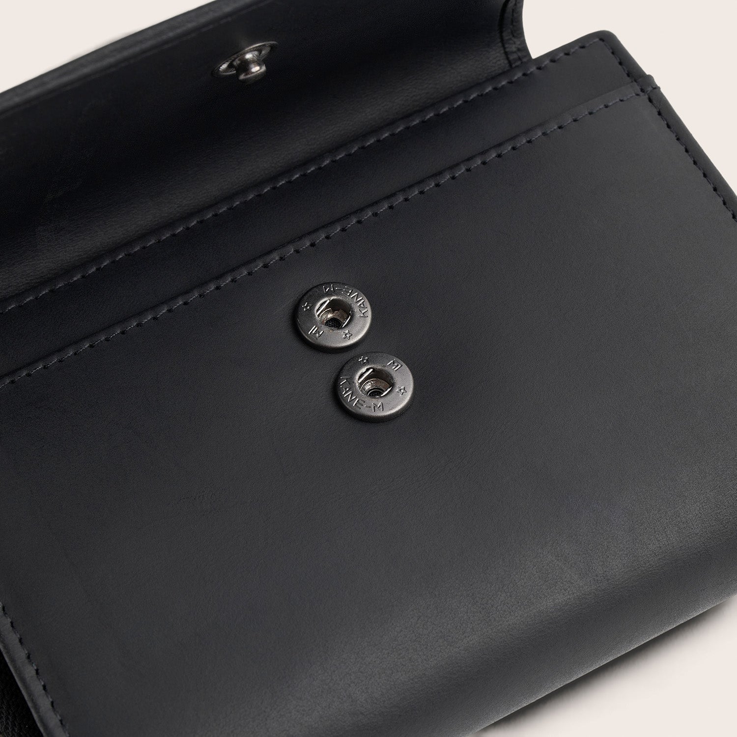 Leren Portemonnee Zwart Ascot, met geopende klep, close-up van de drukknopen