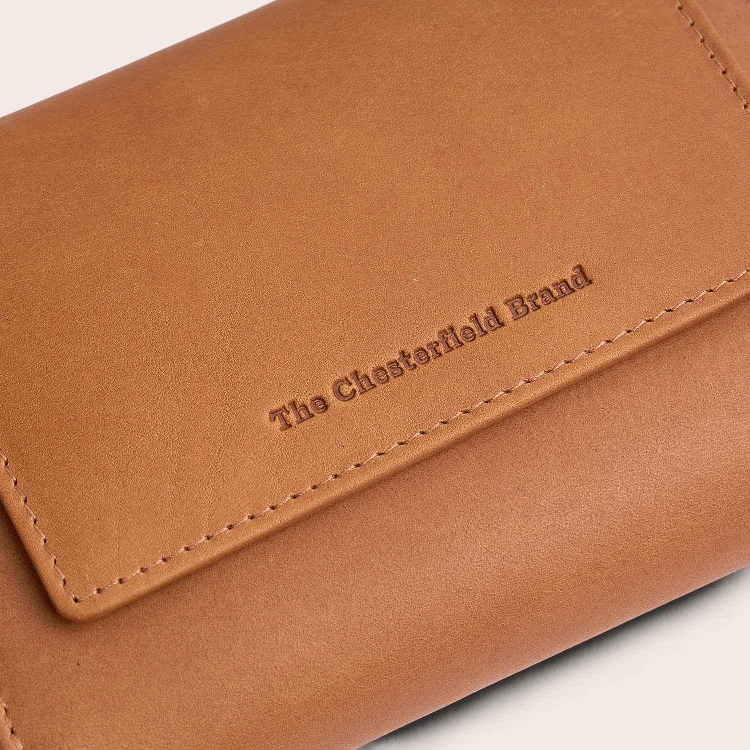 Leren Portemonnee Cognac Ascot, close-up van het ingeperste logo 'The Chesterfield Brand'