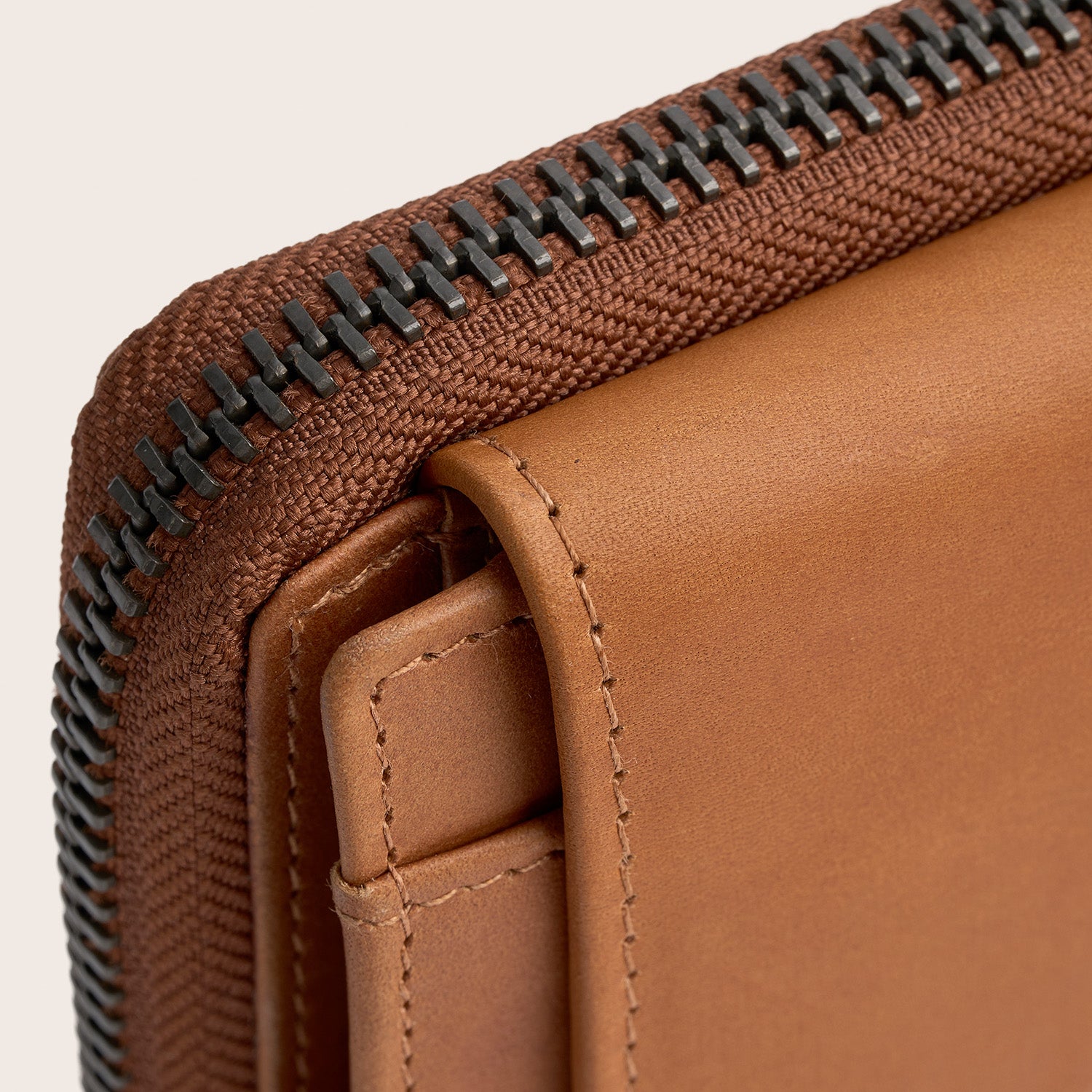 Leren Portemonnee Cognac Ascot, close-up van de rits