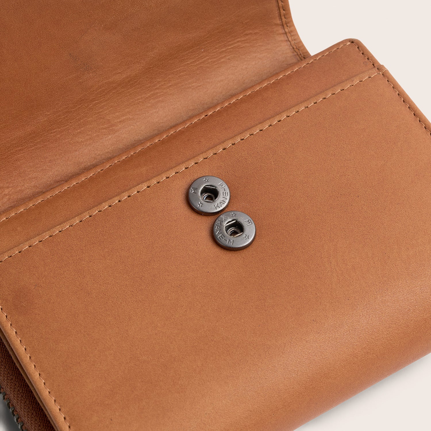 Leren Portemonnee Cognac Ascot, met geopende klep, close-up van de drukknopen