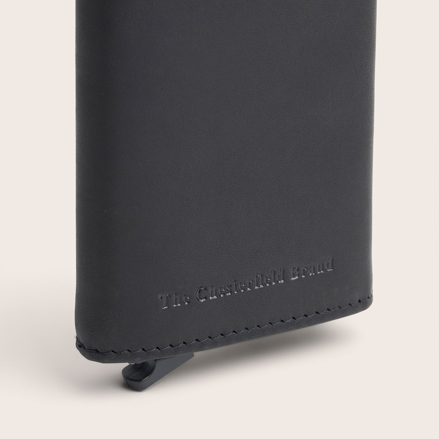 Porte-cartes en Cuir Noir Lancaster, gros plan sur le logo embossé