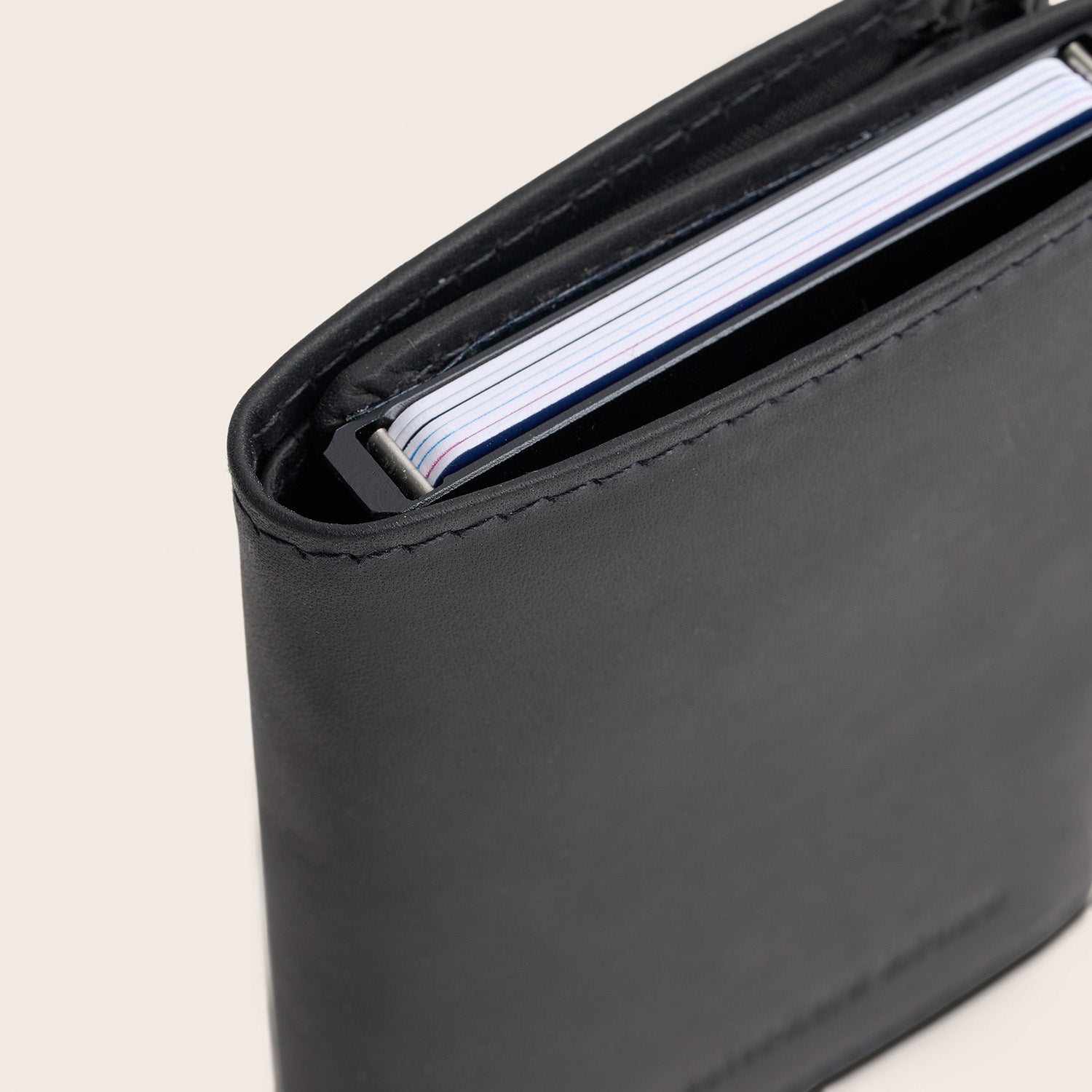 Porte-cartes en Cuir Noir Lancaster, gros plan sur le dessus avec cartes dans l'étui à cartes