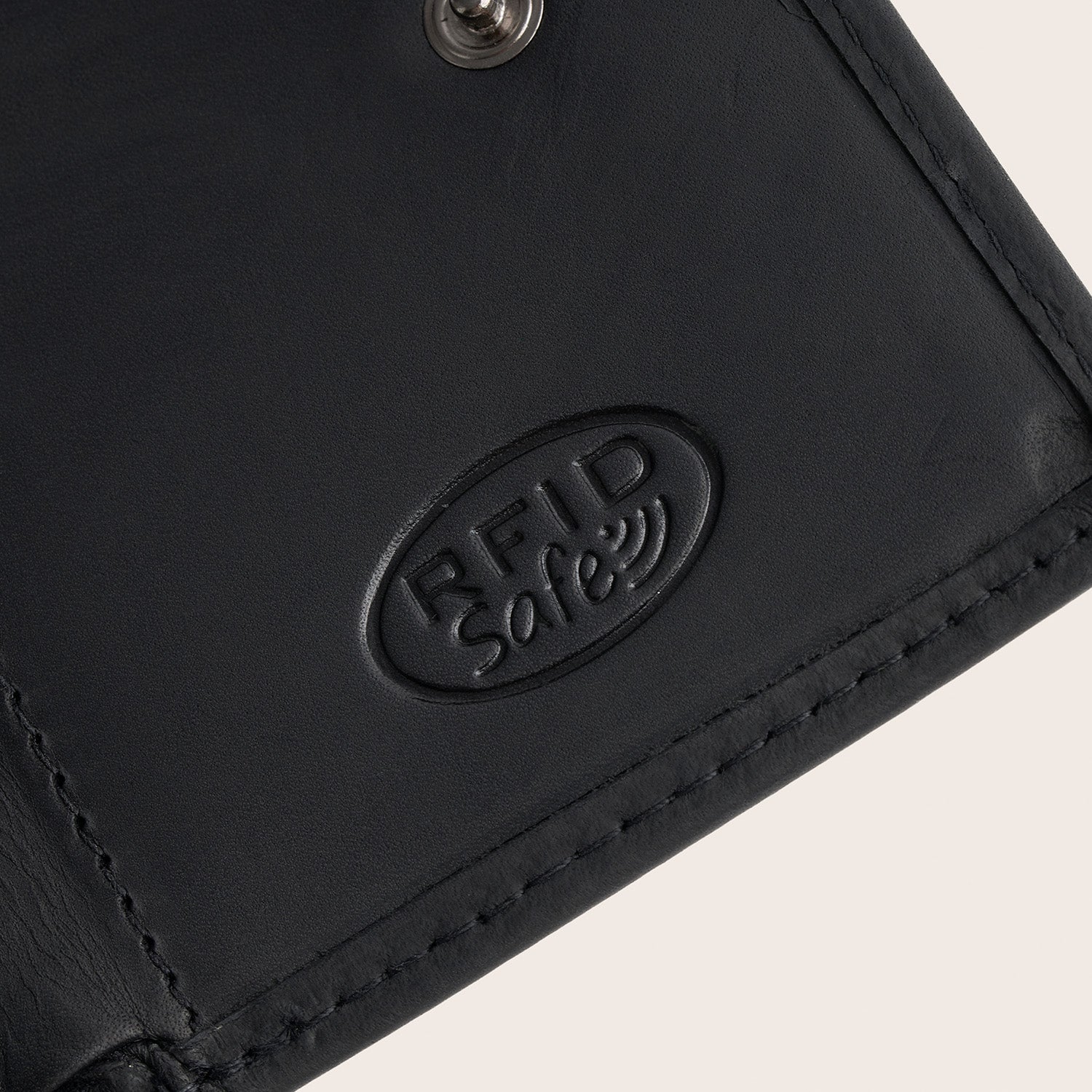 Porte-cartes en Cuir Noir Lancaster, gros plan sur l'inscription embossée 'RFID Safe'