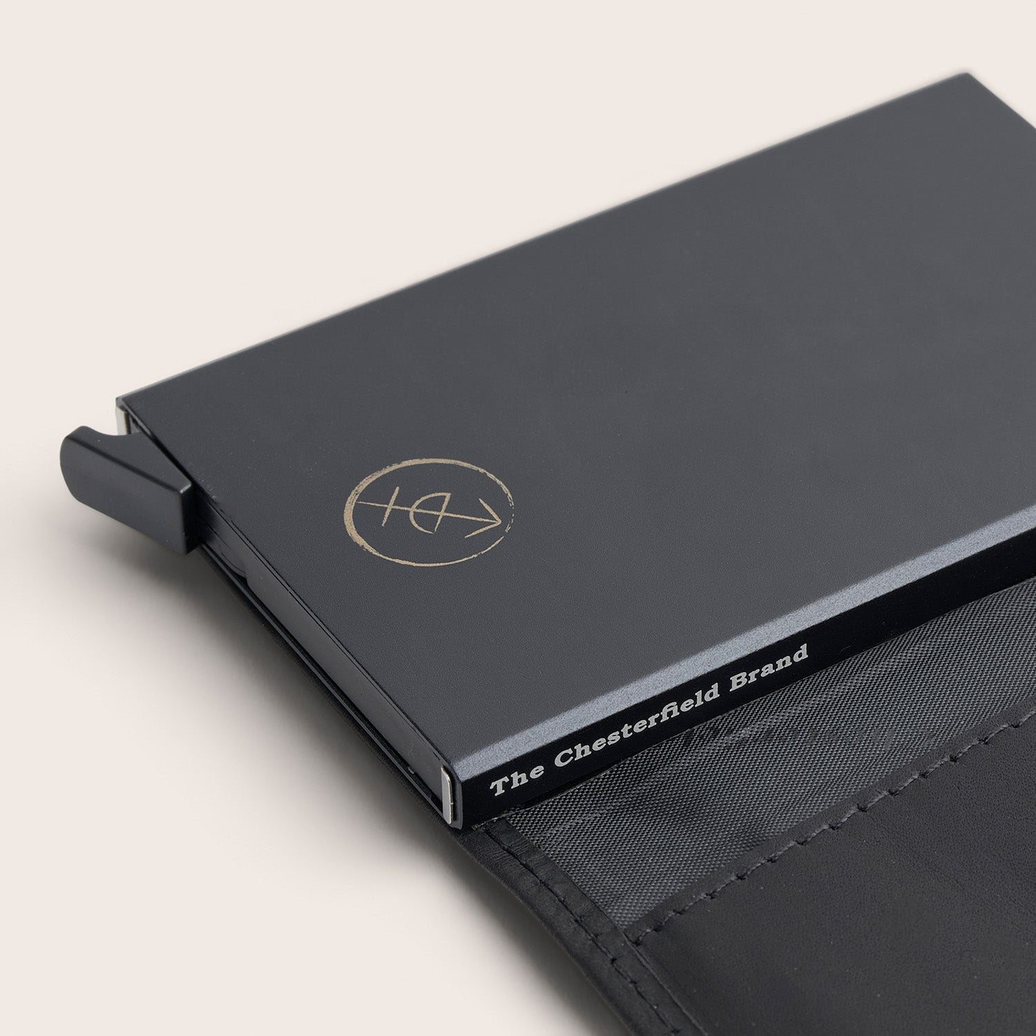 Porte-cartes en Cuir Noir Lancaster, gros plan sur l'étui à cartes avec l'inscription 'The Chesterfield Brand'
