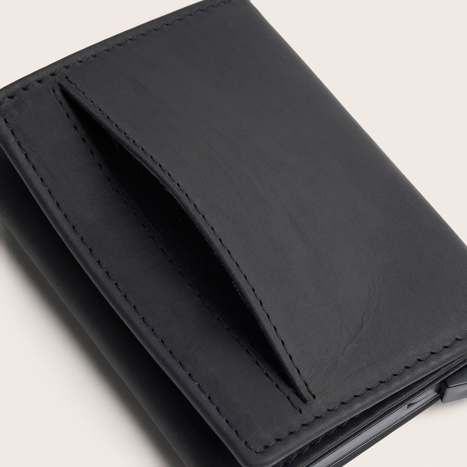 Porte-cartes en Cuir Noir Lancaster, gros plan sur la poche au dos