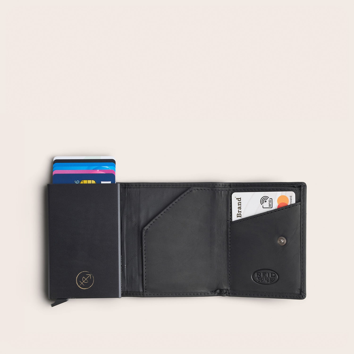 Porte-cartes en Cuir Noir Lancaster, vue intérieure, ouvert, avec cartes sorties et inscription embossée 'RFID Safe'