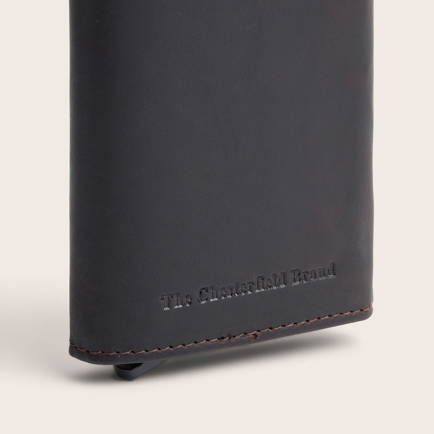 Leder Kartenetui Braun Lancaster, Nahaufnahme des geprägten Logos