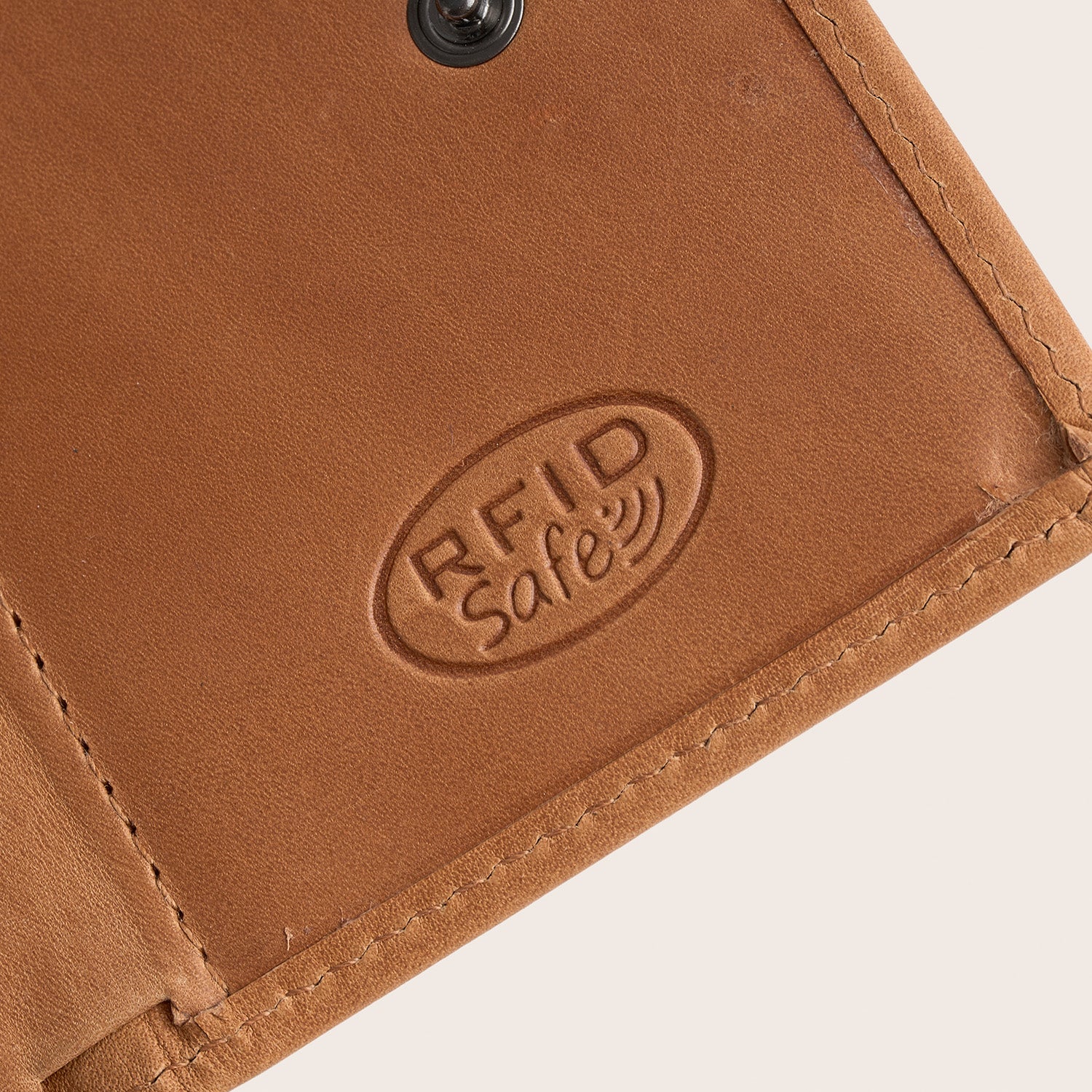Leather Card Holder Cognac Lancaster, close-up of embossed 'RFID Safe'