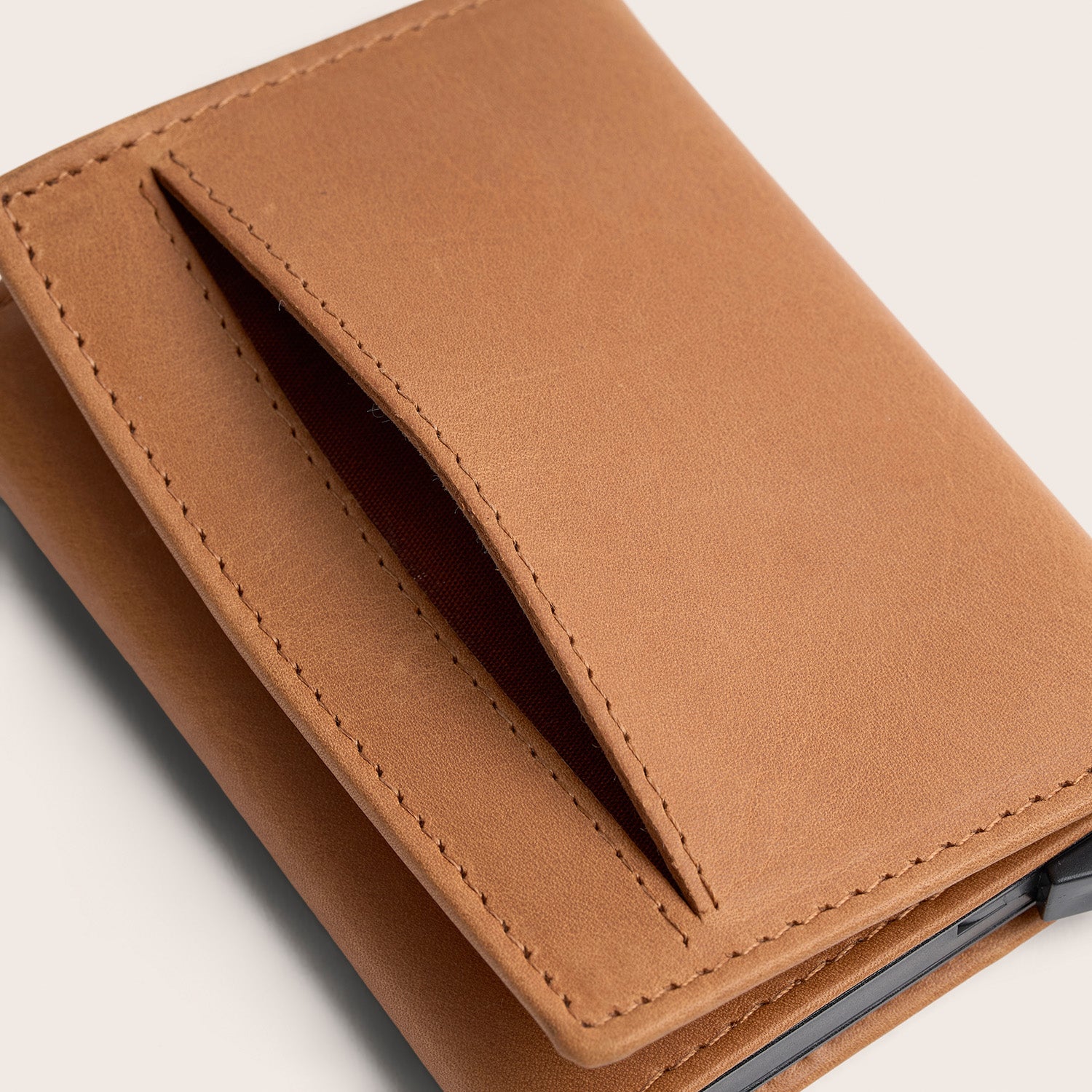 Leather Card Holder Cognac Lancaster, close-up of the slip pocket on the back
