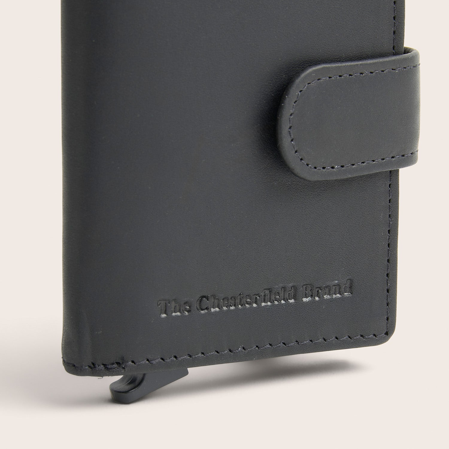 Leren Pasjeshouder Zwart Loughton, close-up van het ingeperste logo 'The Chesterfield Brand'