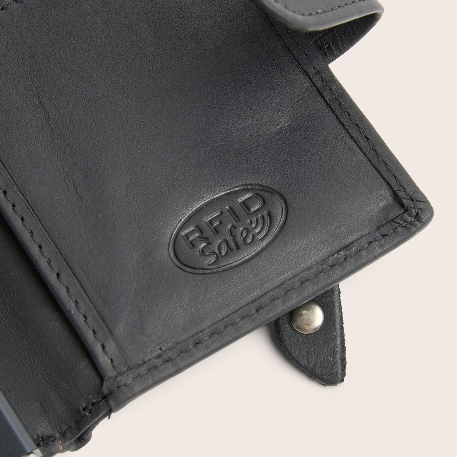 Leren Pasjeshouder Zwart Loughton, binnenkant, opengeklapt, close-up van het ingeperste 'RFID Safe'-logo