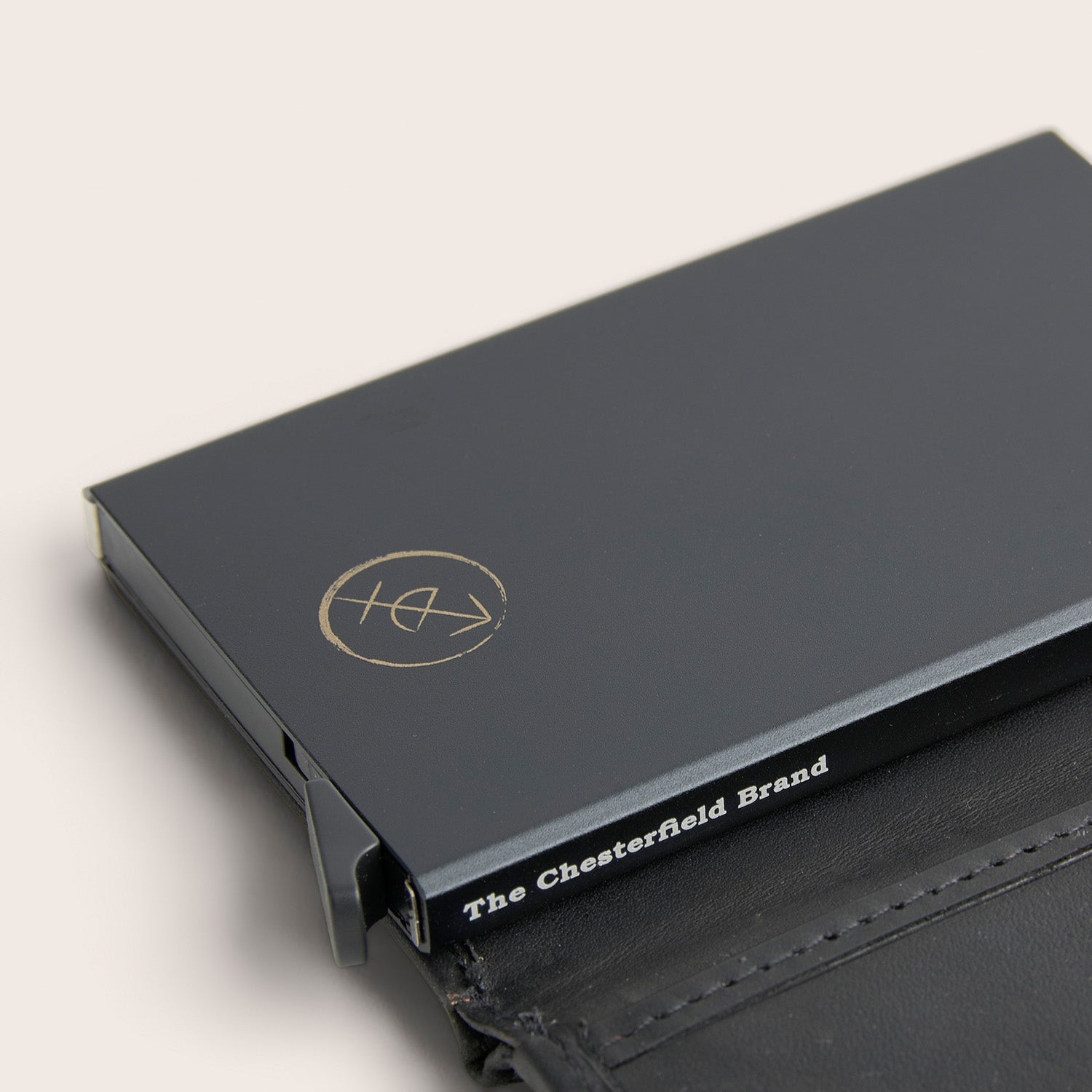 Leren Pasjeshouder Zwart Loughton, close-up van de kaarthouder met opdruk 'The Chesterfield Brand'