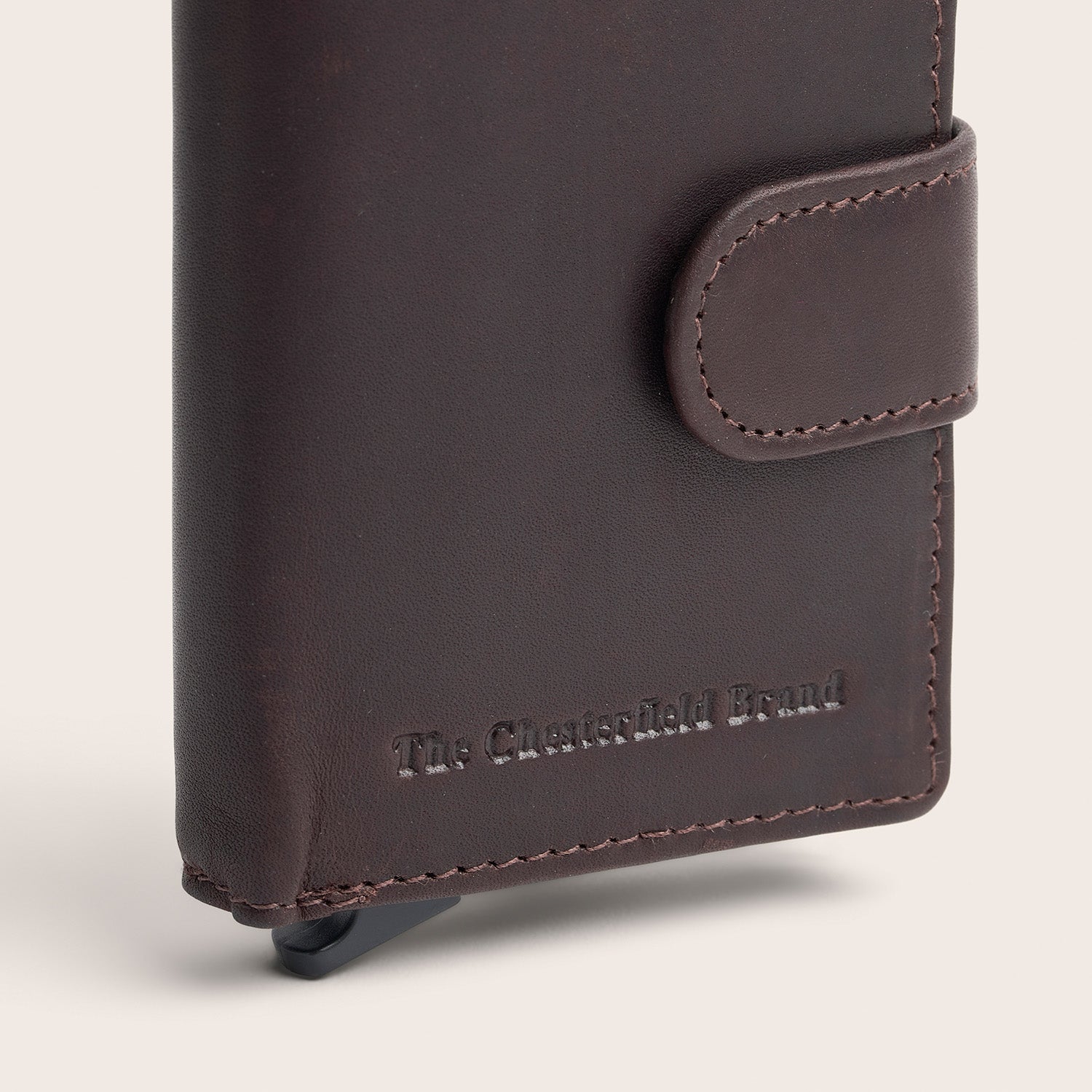 Leder Kartenetui Braun Loughton, Nahaufnahme des geprägten Logos 'The Chesterfield Brand'