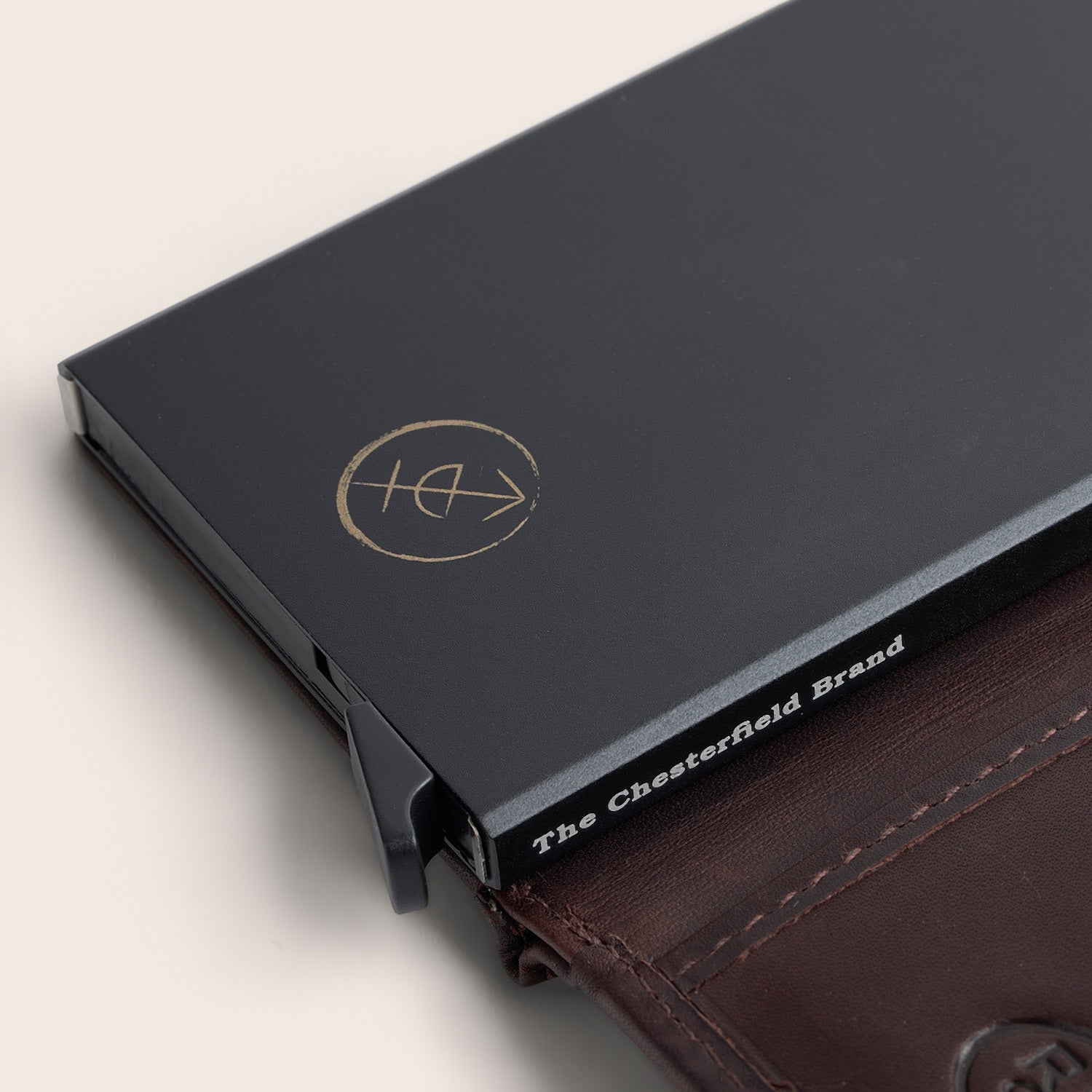 Leder Kartenetui Braun Loughton, Nahaufnahme des Kartenhalters mit Aufdruck 'The Chesterfield Brand'