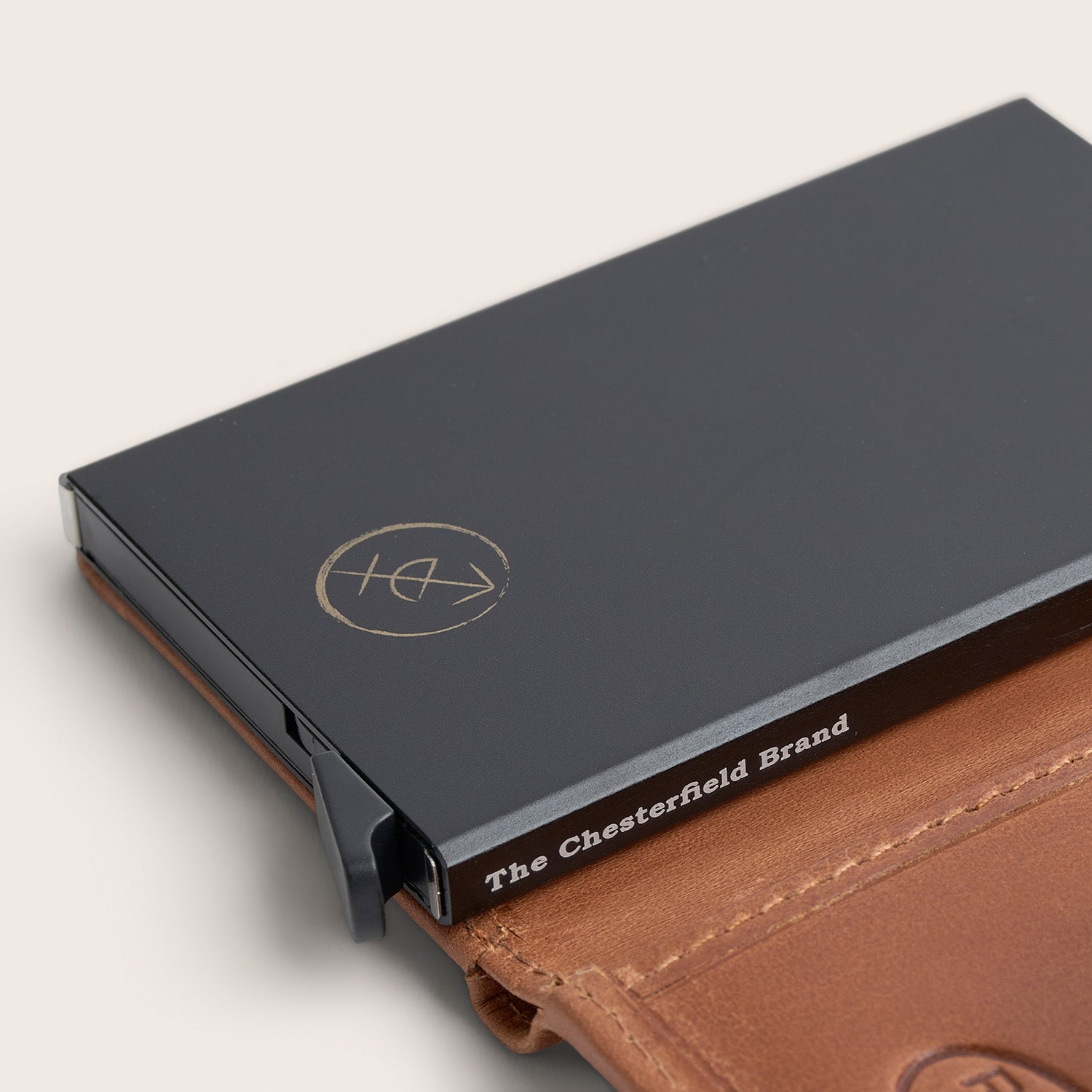 Leder Kartenetui Cognac Loughton, Nahaufnahme des Kartenhalters mit Aufdruck 'The Chesterfield Brand'