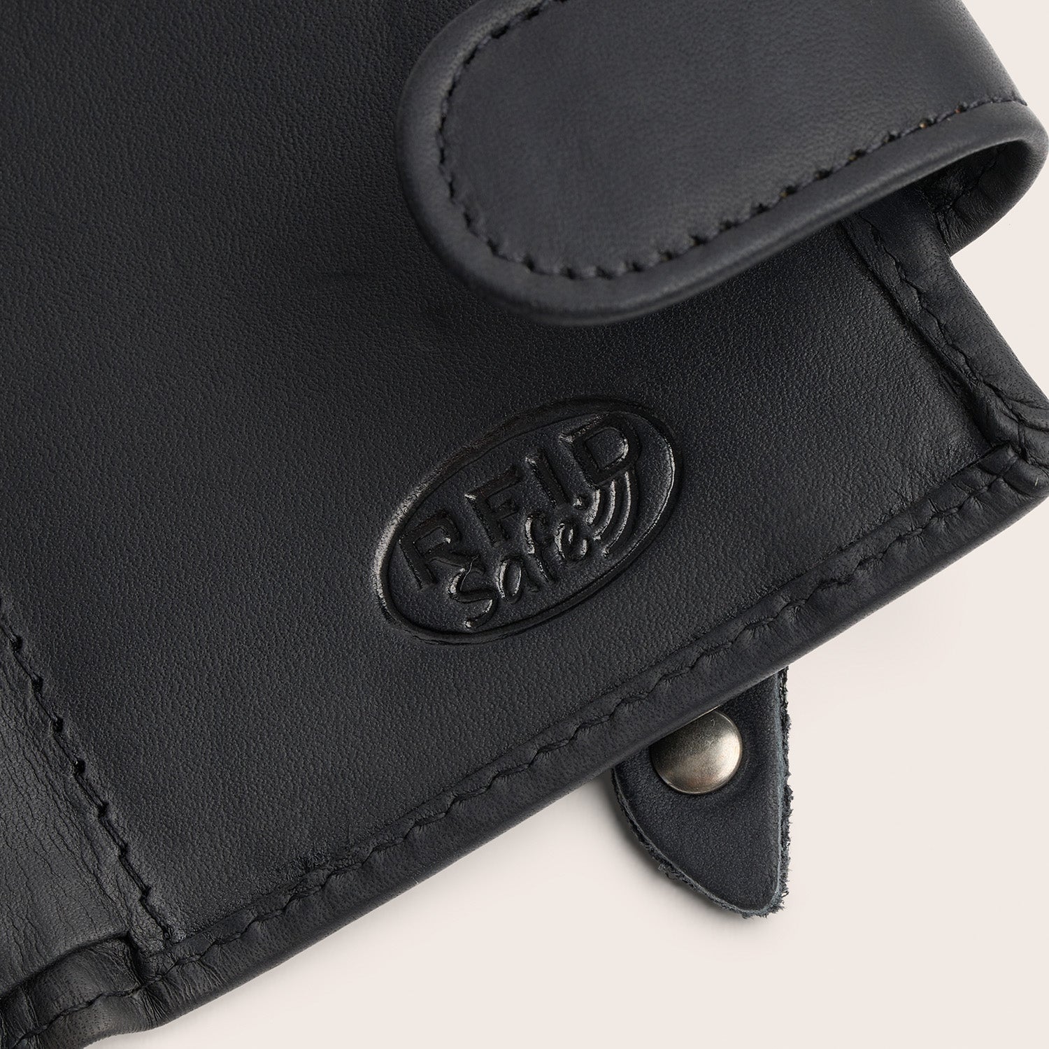 Porte-cartes en Cuir Noir Leicester, gros plan sur le logo embossé 'RFID Safe'