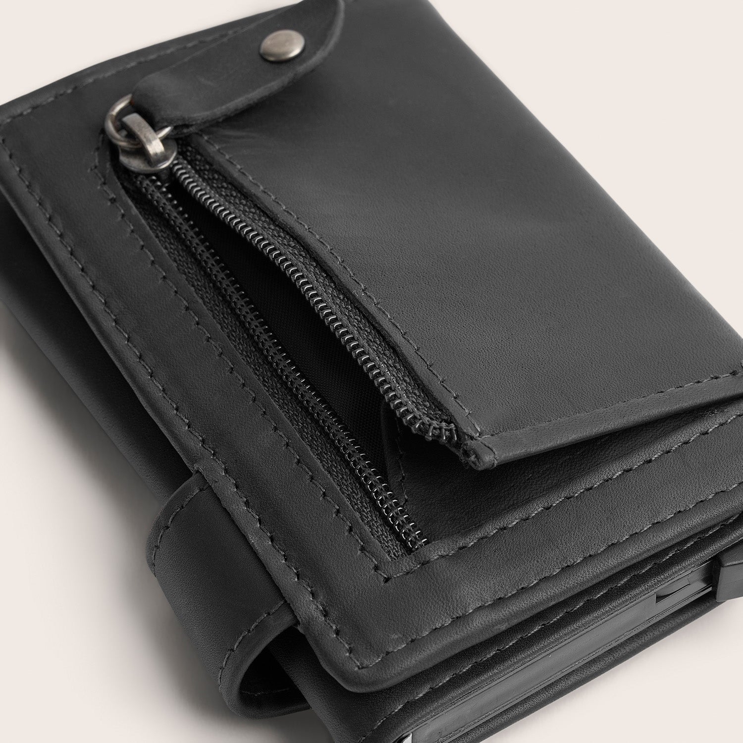 Porte-cartes en Cuir Noir Leicester, gros plan sur une poche zippée ouverte