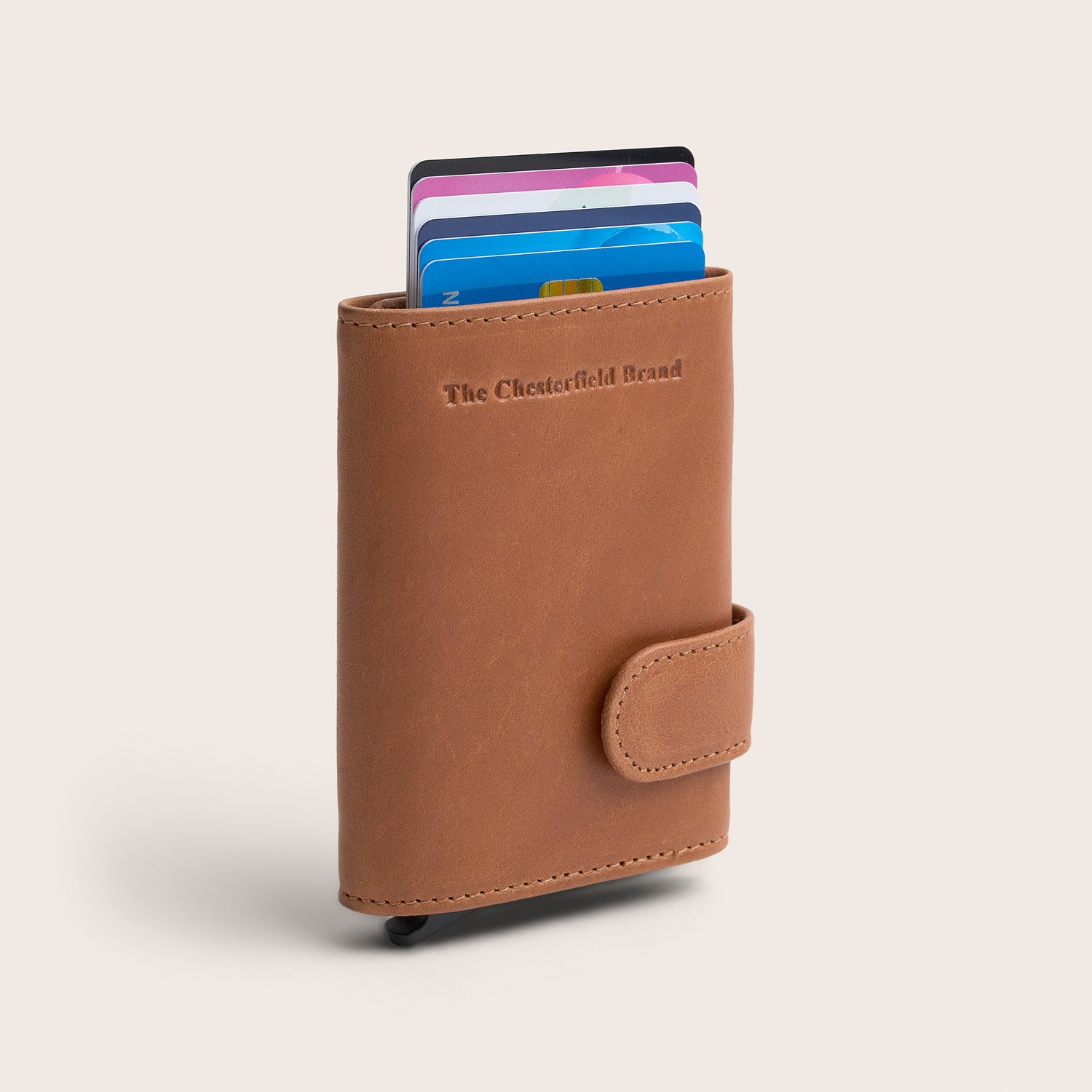 Porte-cartes en Cuir Cognac Leicester, vue de face en biais, avec cartes sorties