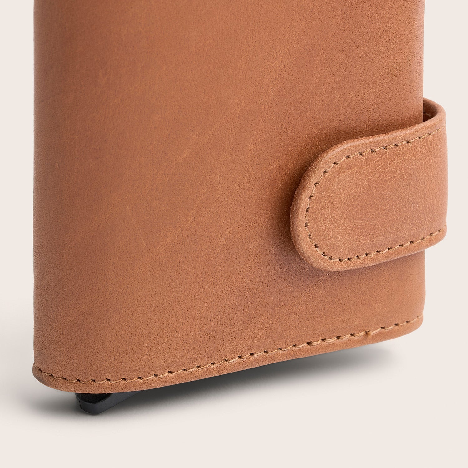 Porte-cartes en Cuir Cognac Leicester, gros plan sur le cuir