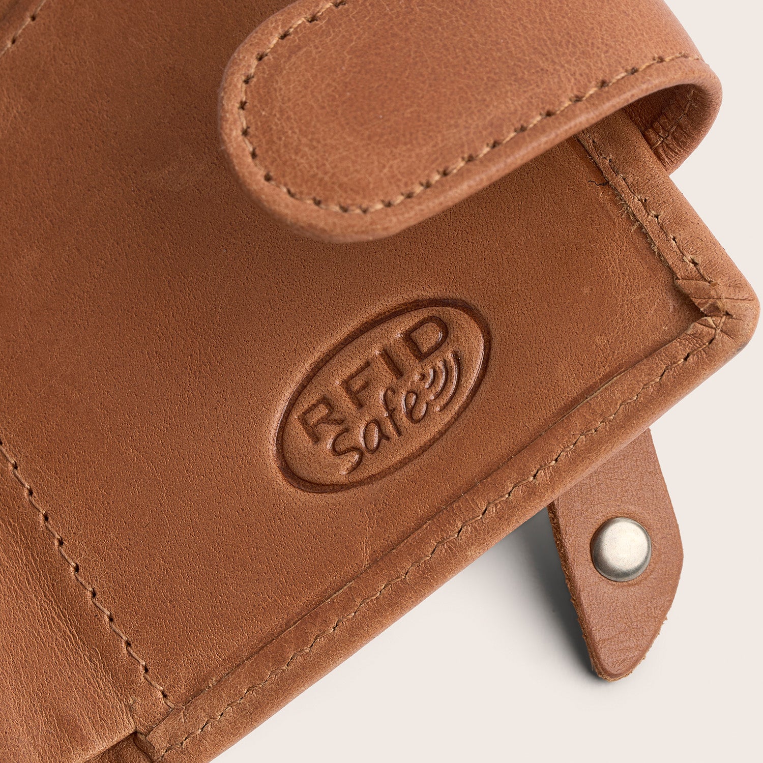 Porte-cartes en Cuir Cognac Leicester, gros plan sur le logo embossé 'RFID Safe'