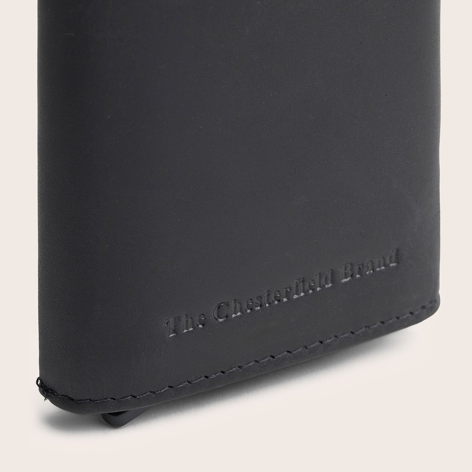 Leather Card Holder Black Palma, close-up of the embossed logo 'The Chesterfield Brand'