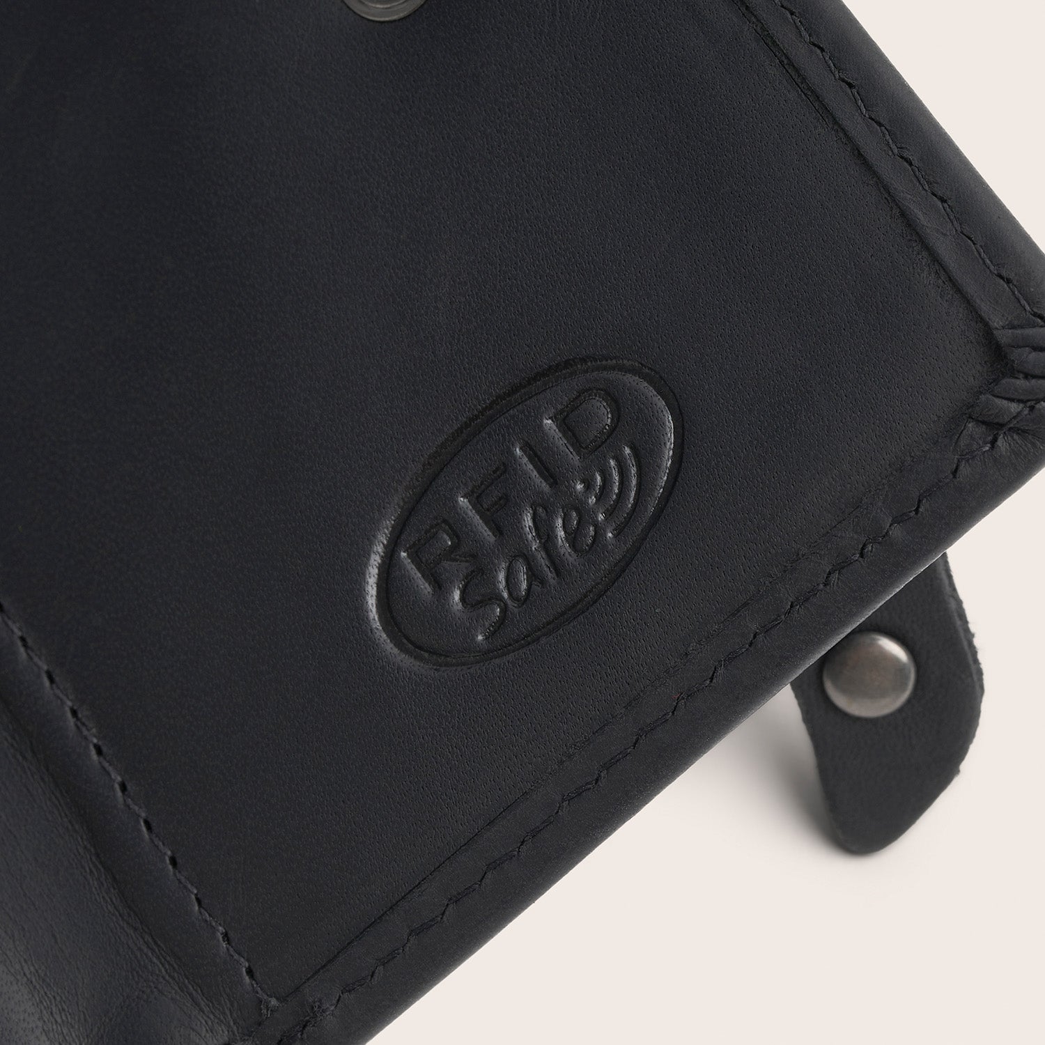 Leather Card Holder Black Palma, close-up of the embossed 'RFID Safe' logo