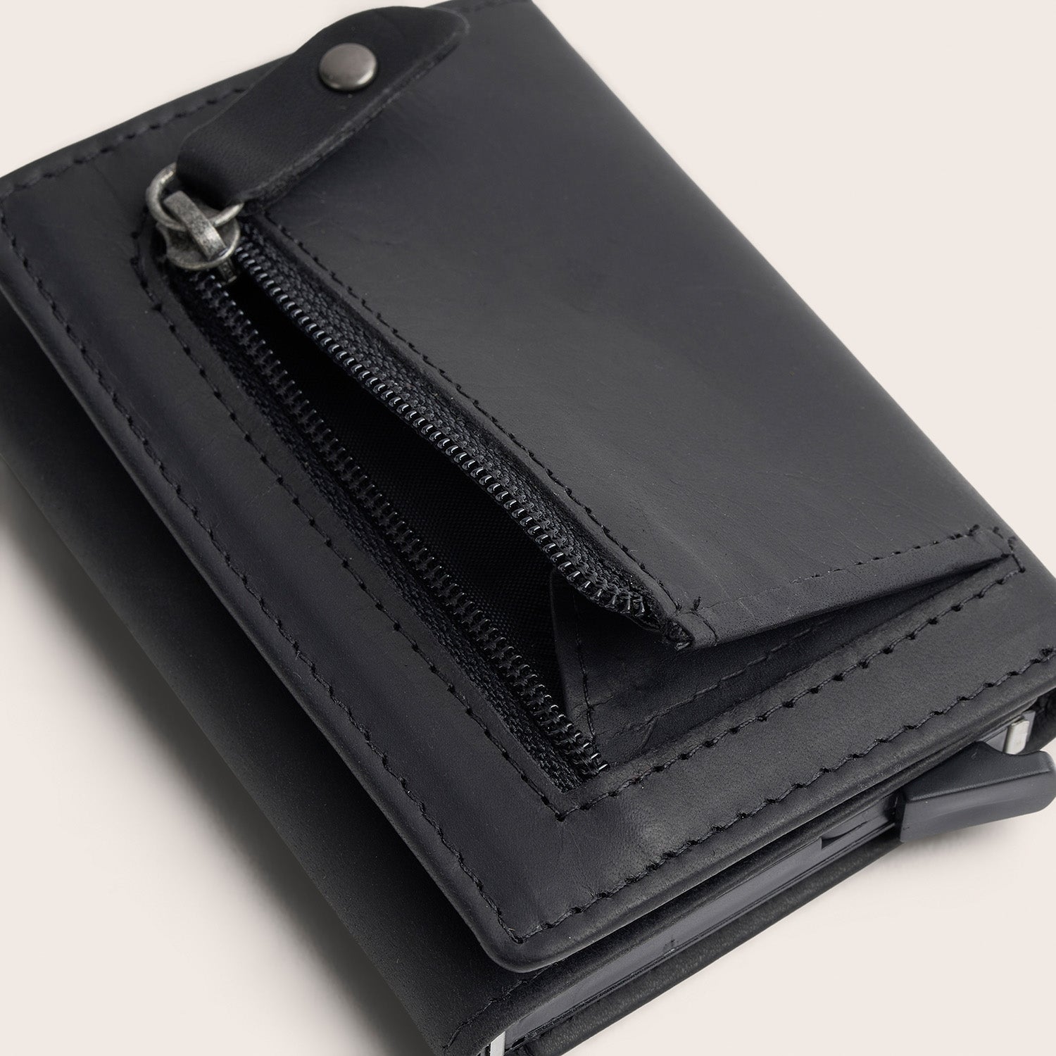 Leather Card Holder Black Palma, close-up of a zip pocket, opened