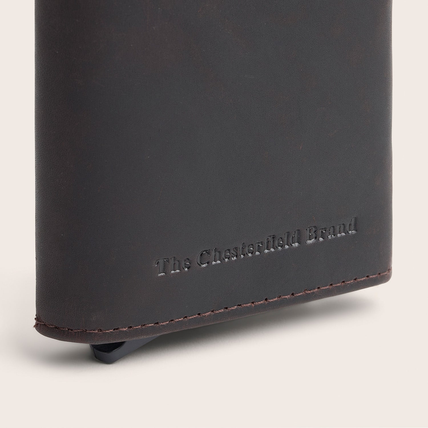 Leren Pasjeshouder Bruin Palma, close-up van het ingeperste logo 'The Chesterfield Brand'